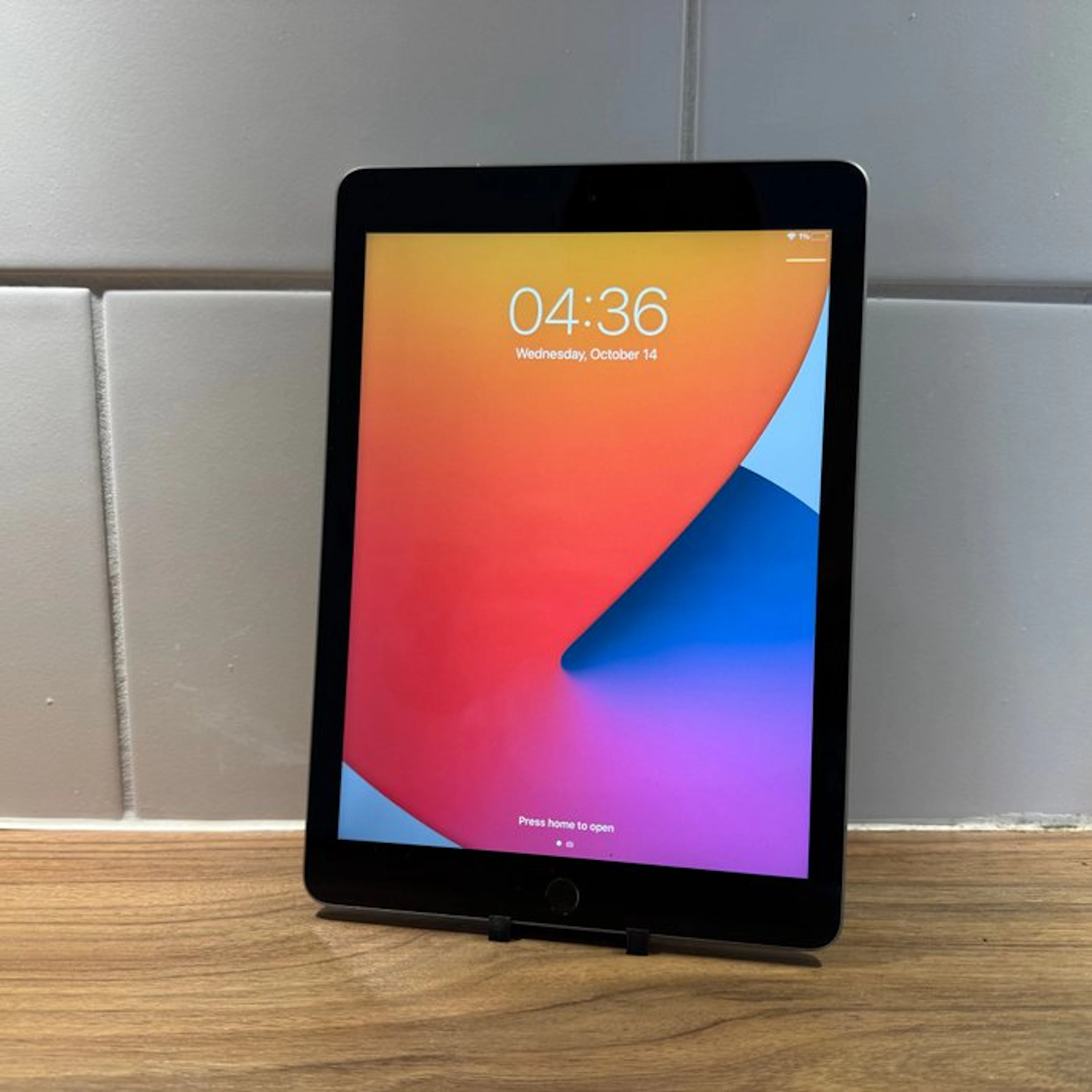 Apple iPad (5th Generation) 128GB Wifi - Mobile phone