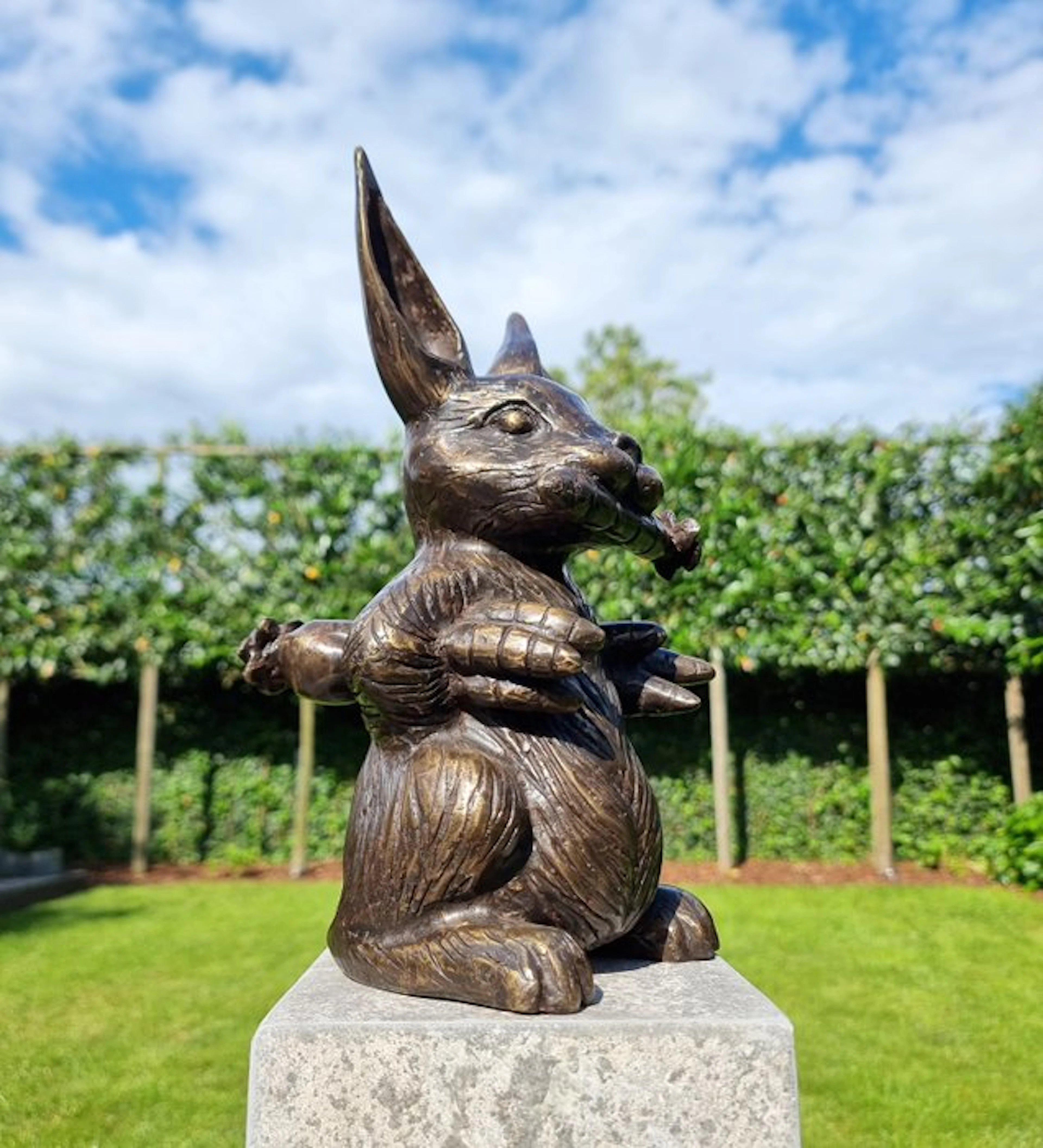 Figurine - The greedy Rabbit - Bronze