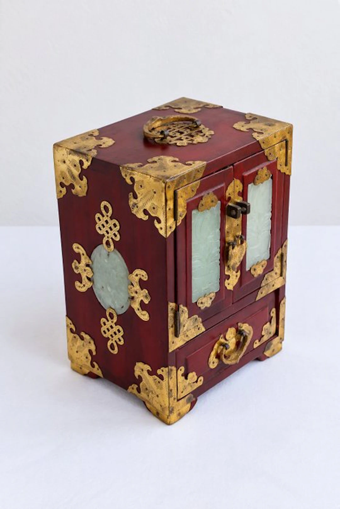 Jewellery box - Travel cabinet in lacquered wood and natural stone.