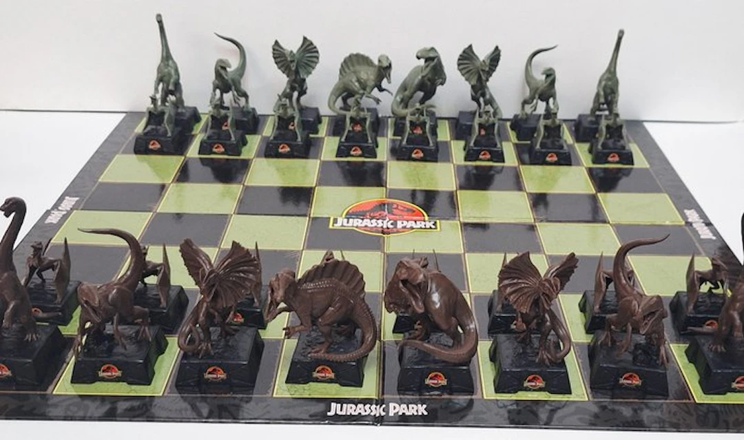 The Noble Collection - Chess set - Jurassic Park Chess Set - Plastic