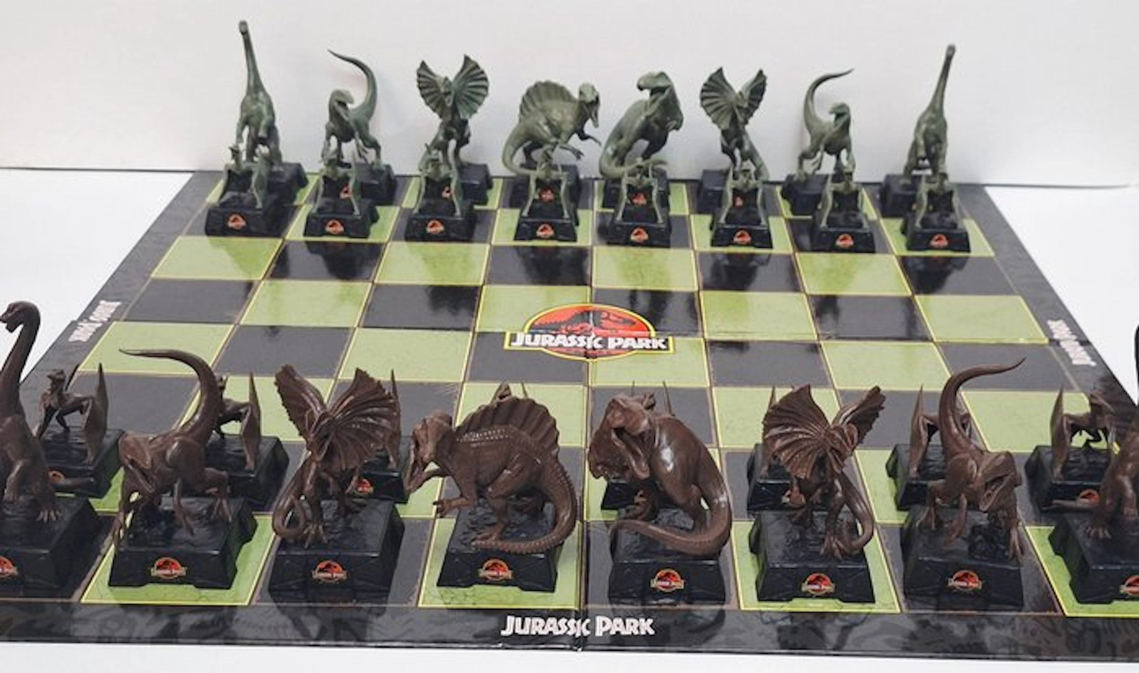 The Noble Collection - Chess set - Jurassic Park Chess Set - Plastic