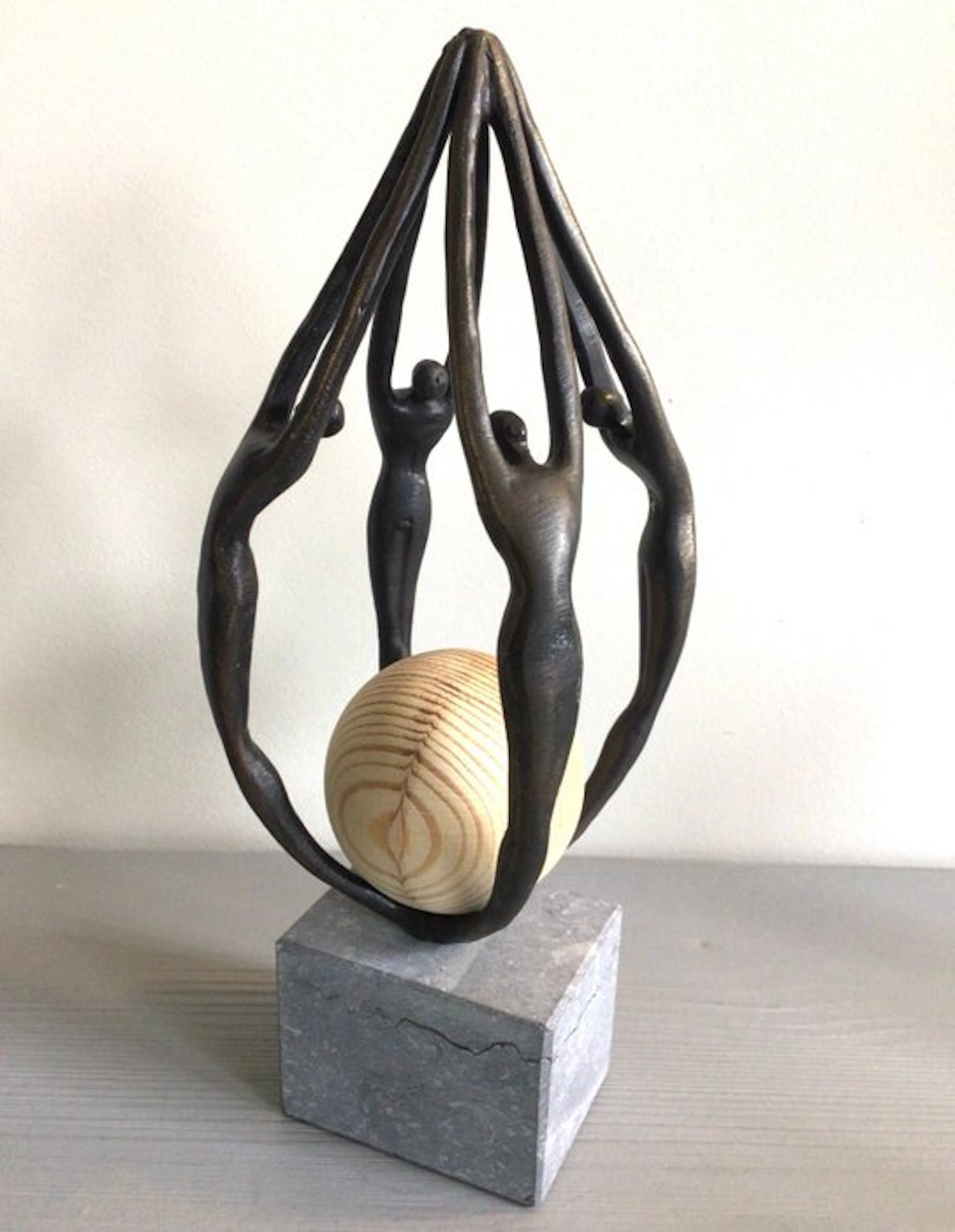 Corry Ammerlaan - Sculpture, “ Gebundelde kracht “ - 24 cm - patinated bronze