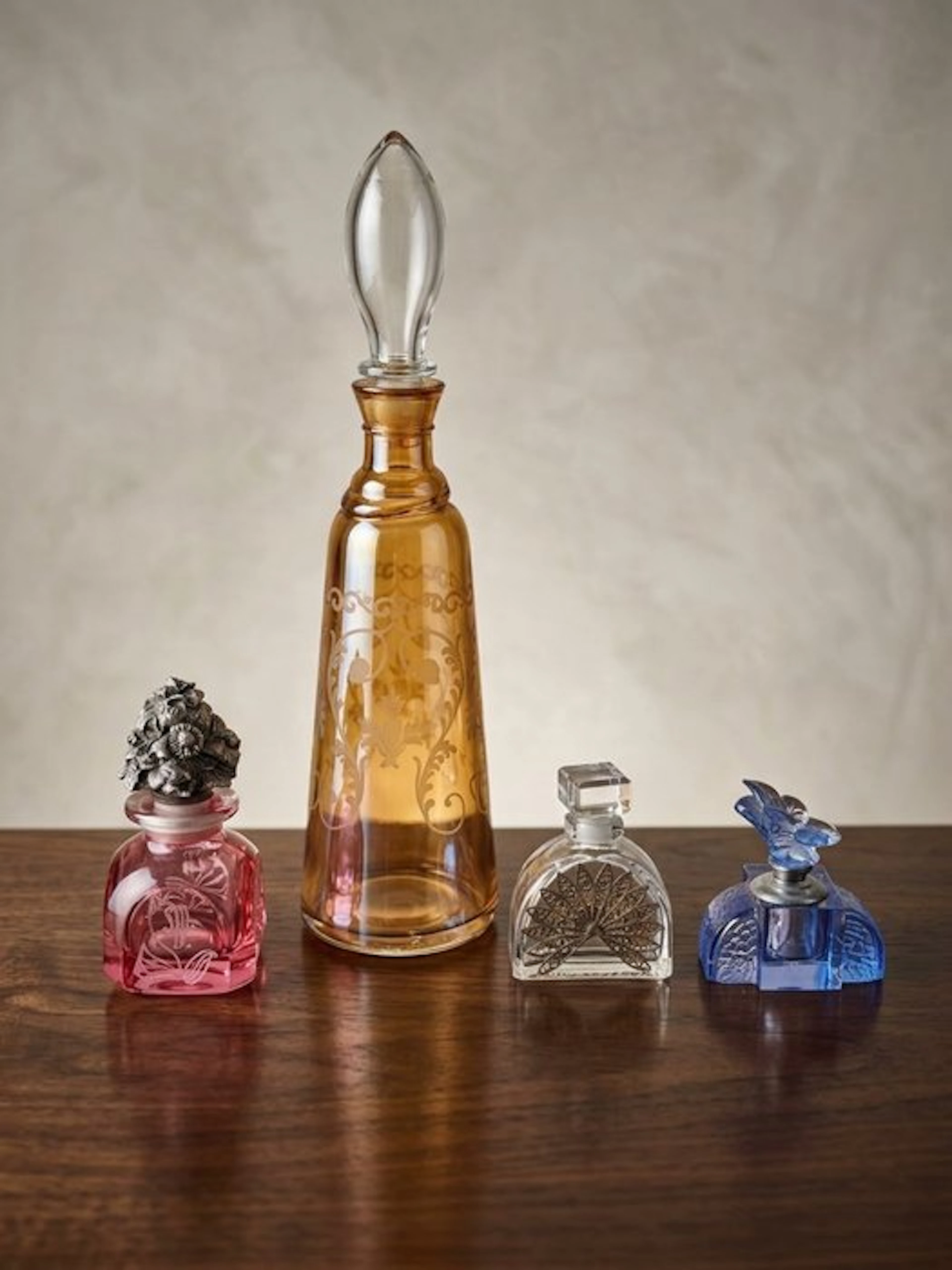 Themed collection - 4 miniature perfume bottles in decorated glass.