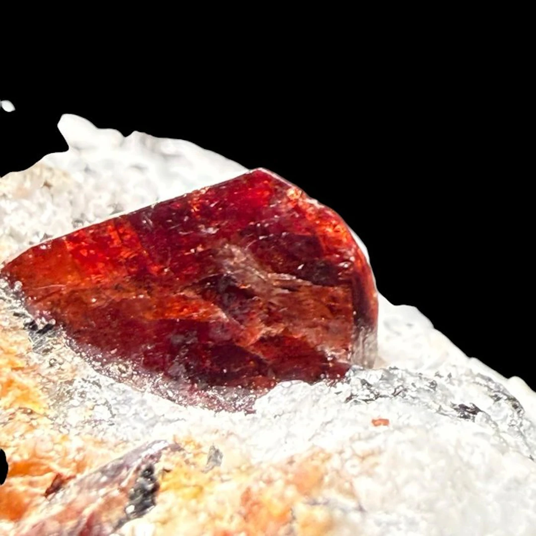red zircon - Height: 6 cm - Width: 4 cm- 100 g