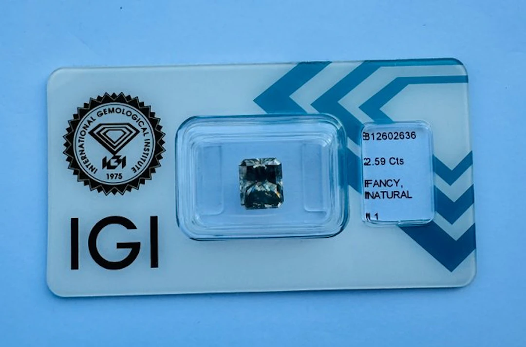 No reserve price - 1 pcs Diamond (Natural coloured)...