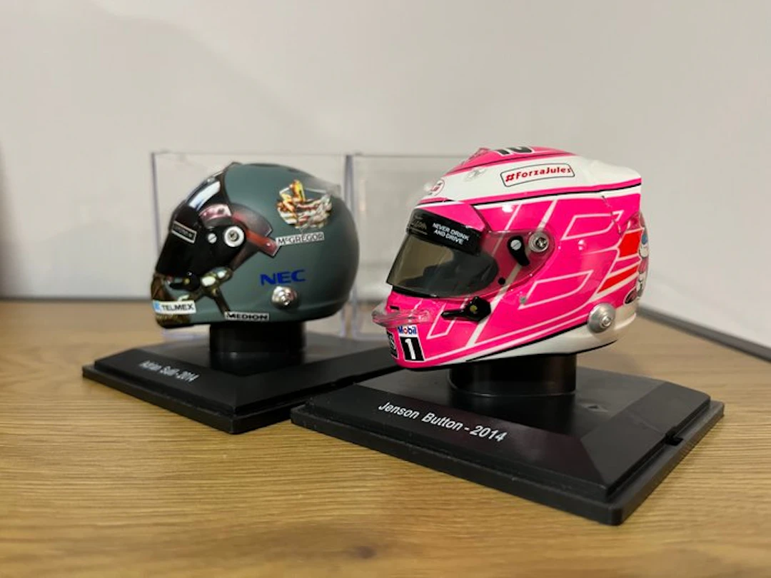 Spark 1:5 - Model race car (2) - Special Edition Helmet...