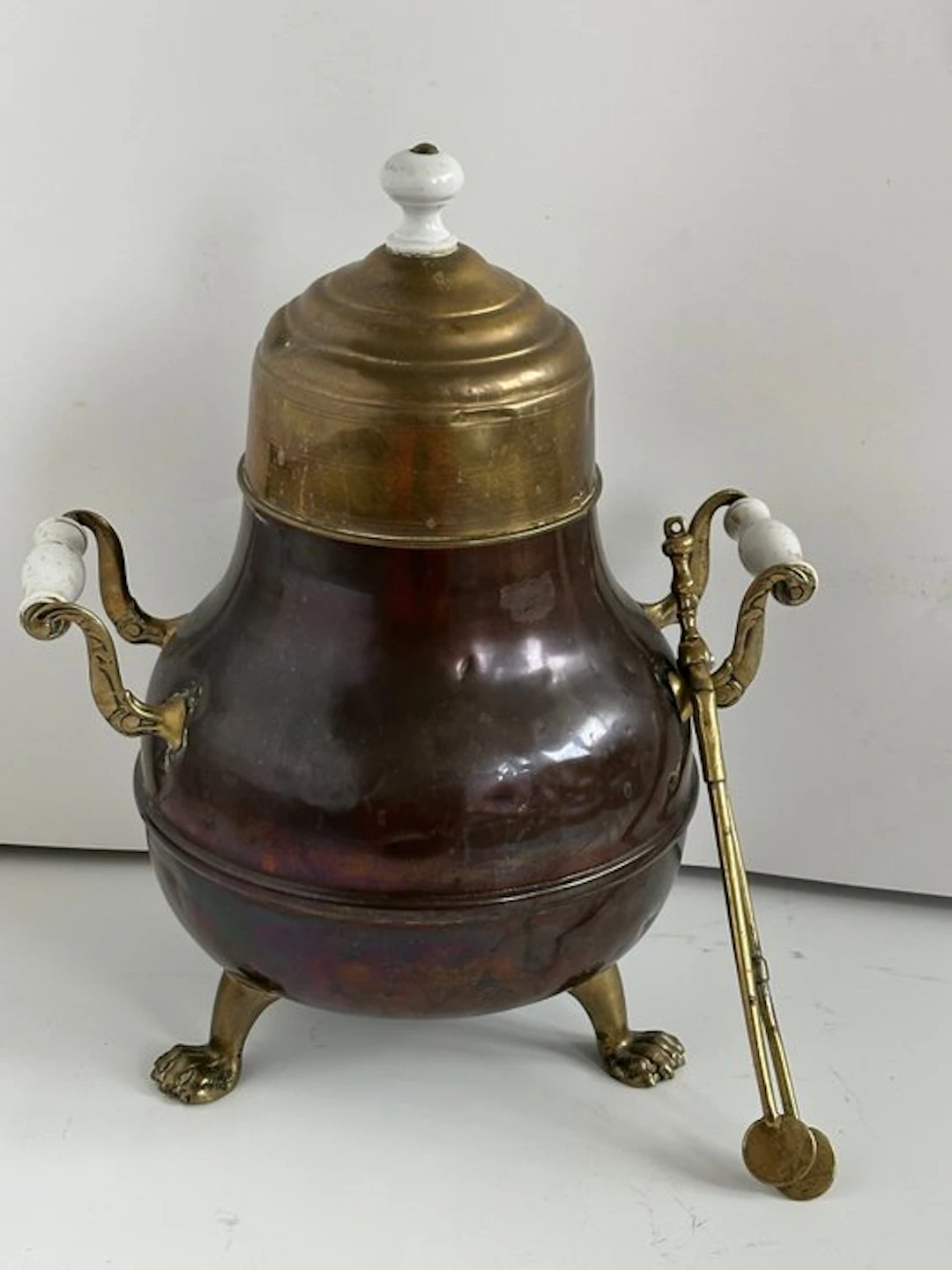Antieke doofpot met een bijbehorende vuurtang/kooltang