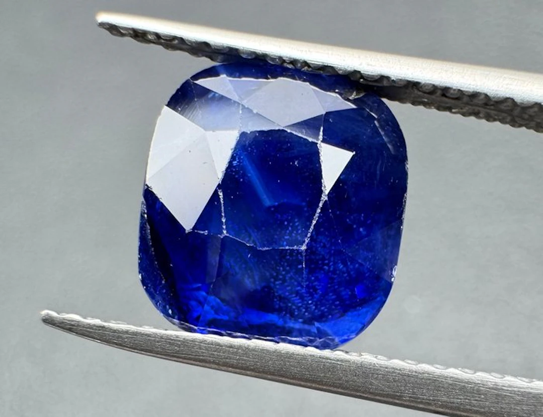Blue Sapphire - 4.01 ct - International Gemological Institute (IGI)