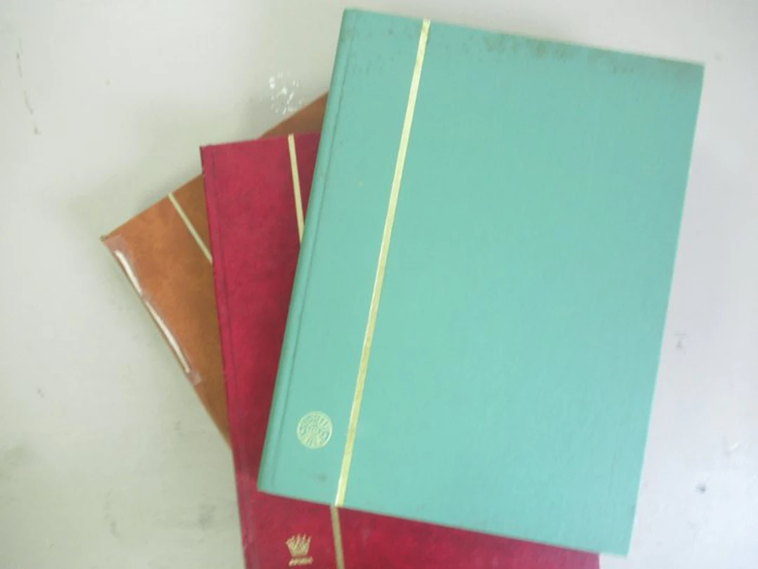 World - World and country collections in 3 stockbooks.