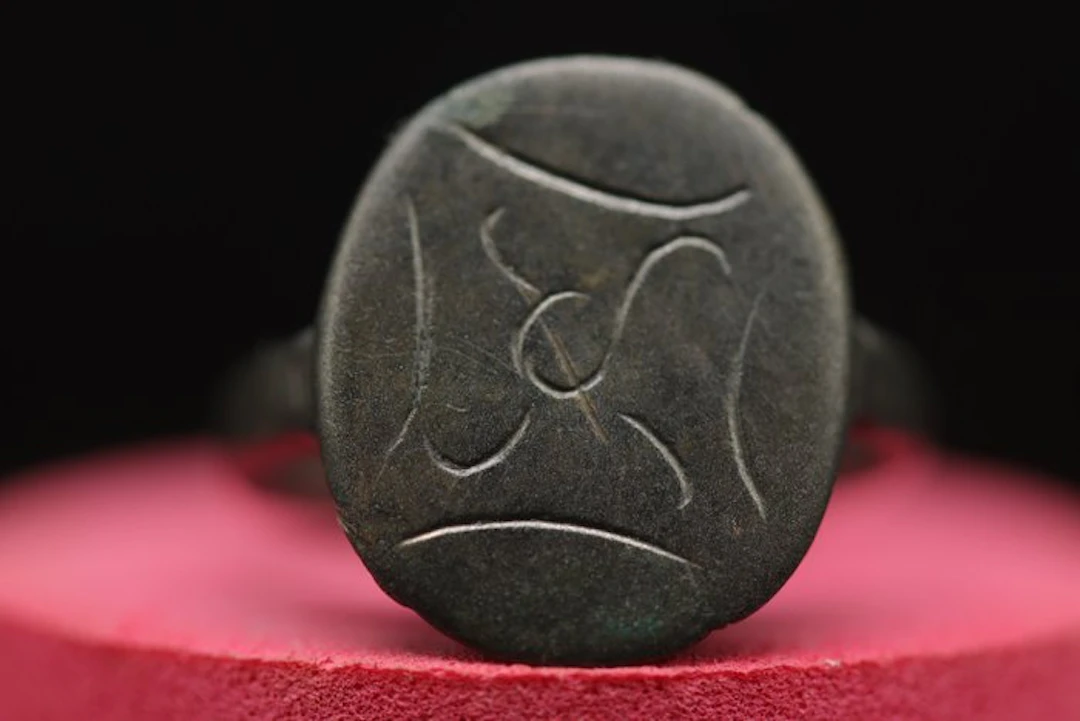 Medieval (Gothic) - Bronze Abstract Decorated Ring - 2.1 cm (No reserve price)