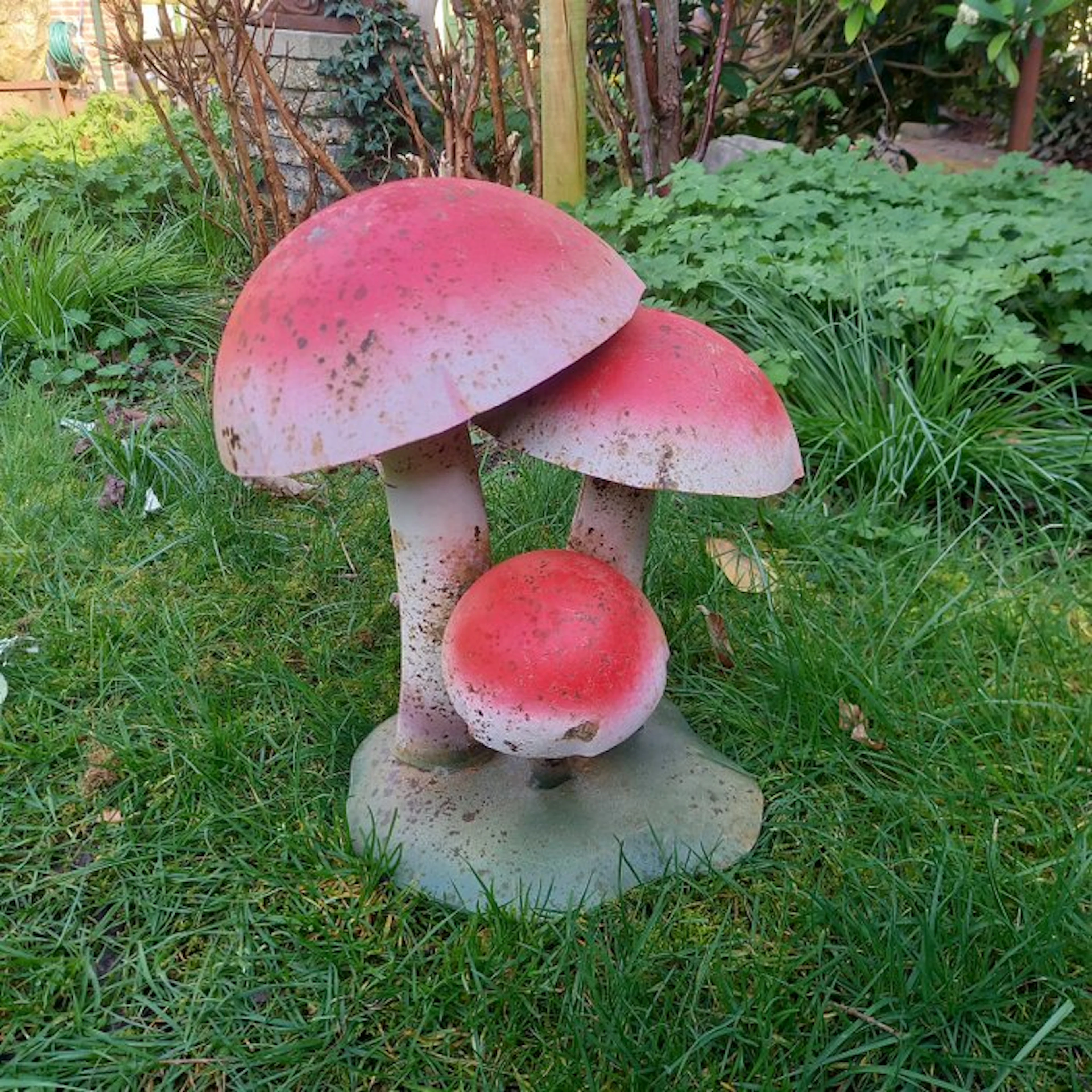 Sculpture, GARDEN DECORATION "MUSHROOMS" - 33 cm - Metal