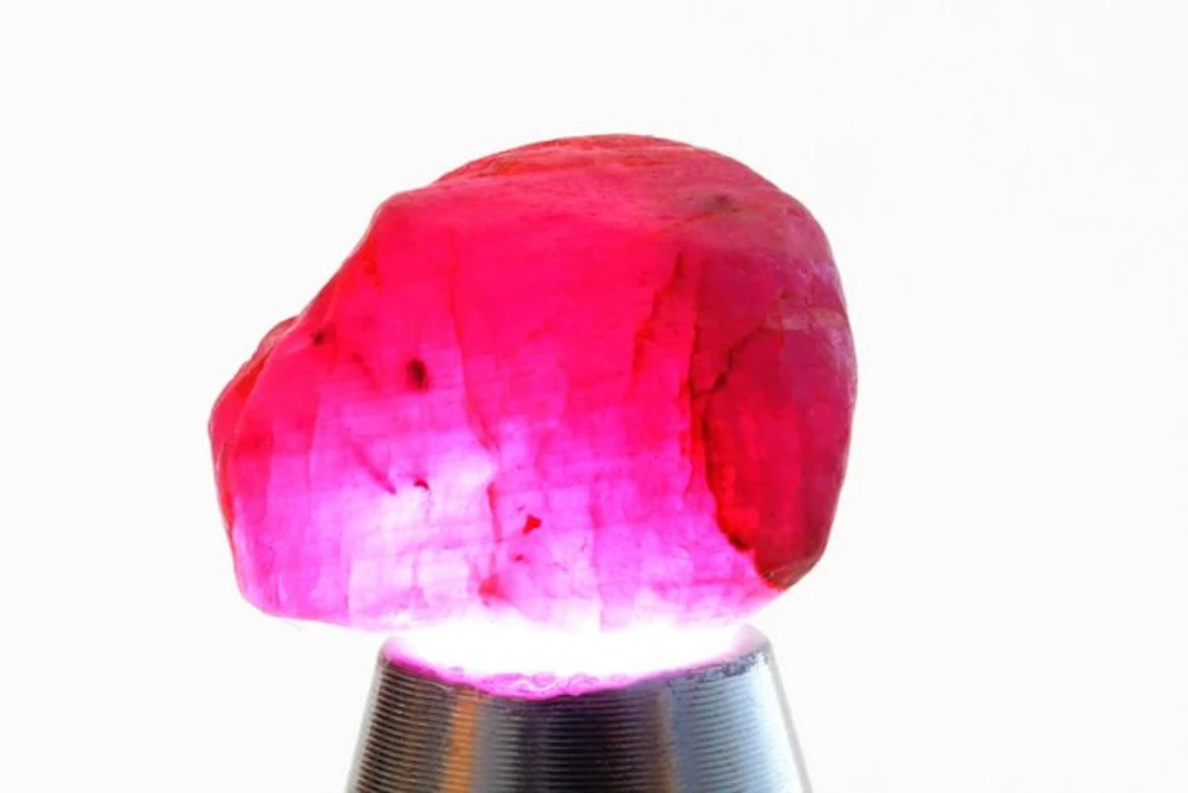 Ruby 90 carats of rough, untreated ruby crystals.- 17.98 g - (8)