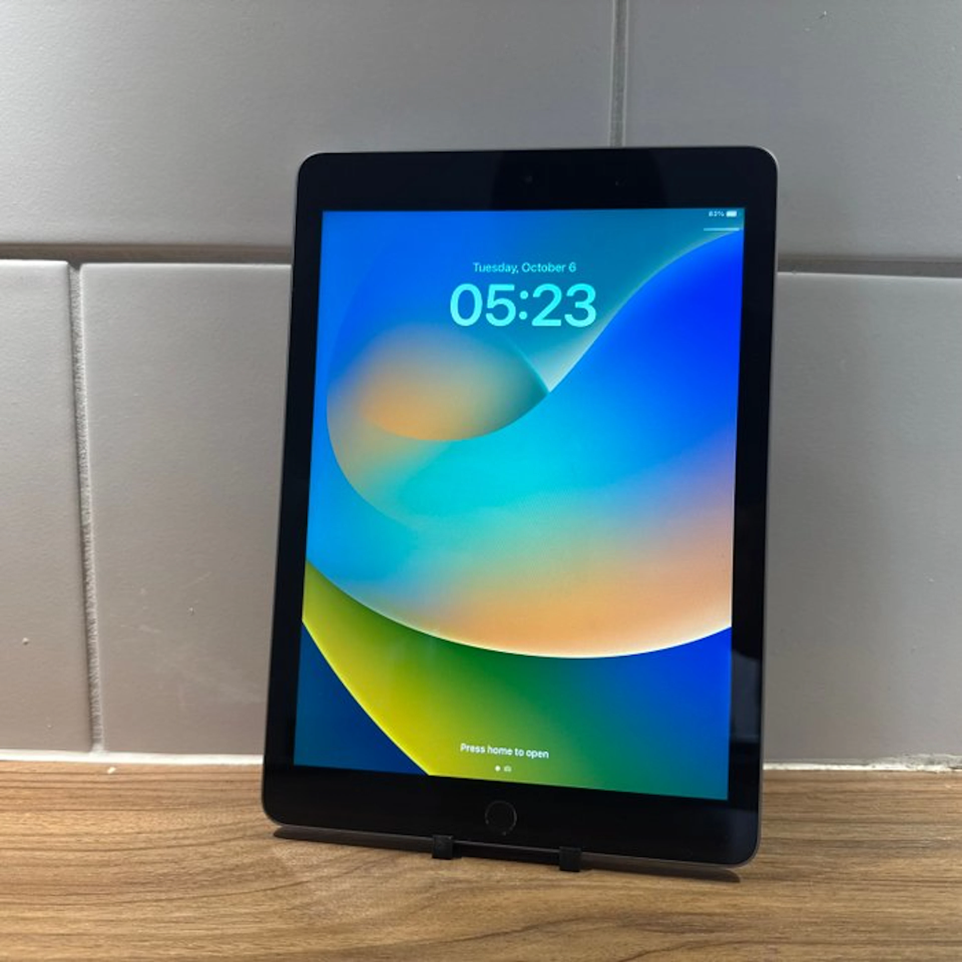 Apple iPad (5th Generation) 128GB Wifi - Mobile phone