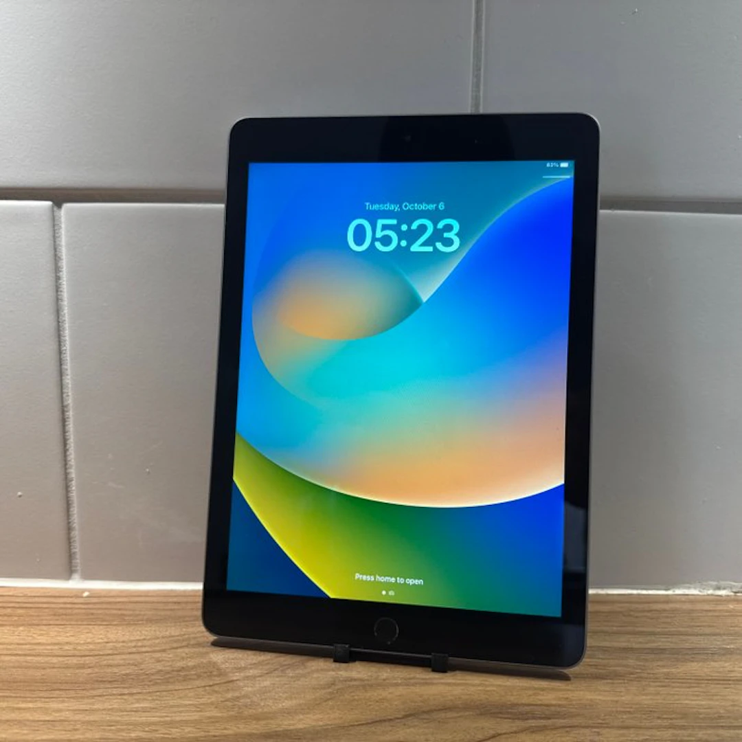 Apple iPad (5th Generation) 128GB Wifi - Mobile phone