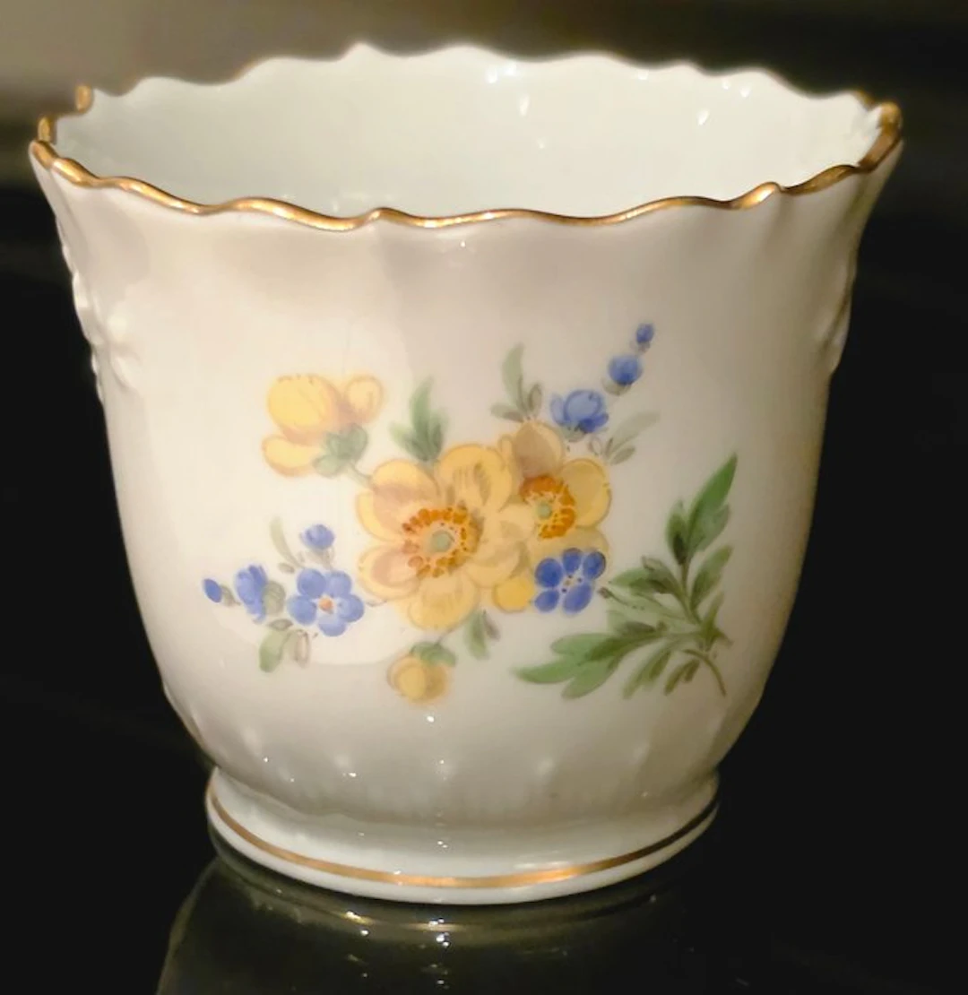 Meissen - Vase - Beaker/Cachepot form with a wavy rim and relief decorations