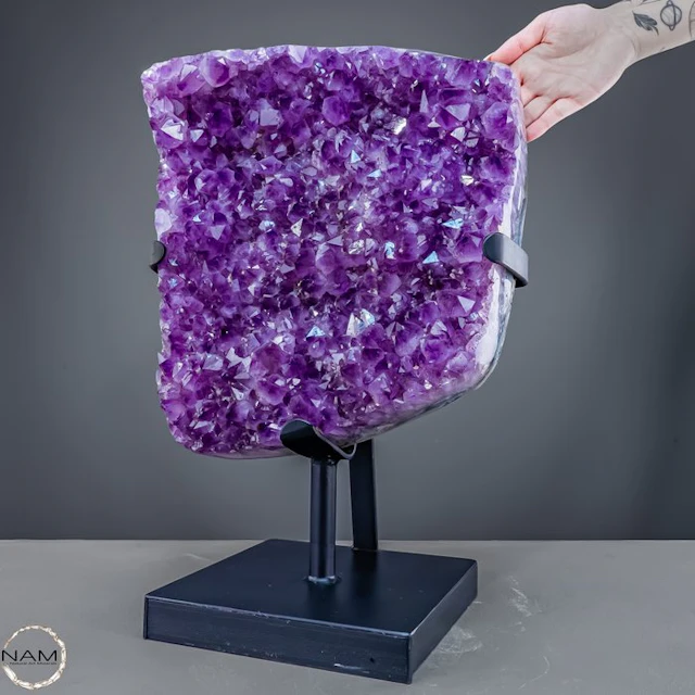 Natural amethyst druzy from Uruguay on a stand (20.8 kg)...