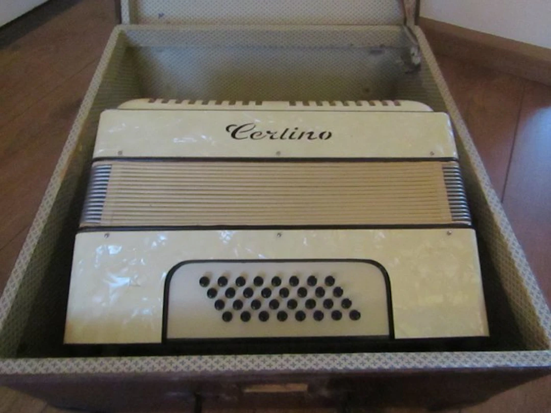 Weltmeister Cerlino - Cerlino 32 bass - - Piano accordion...