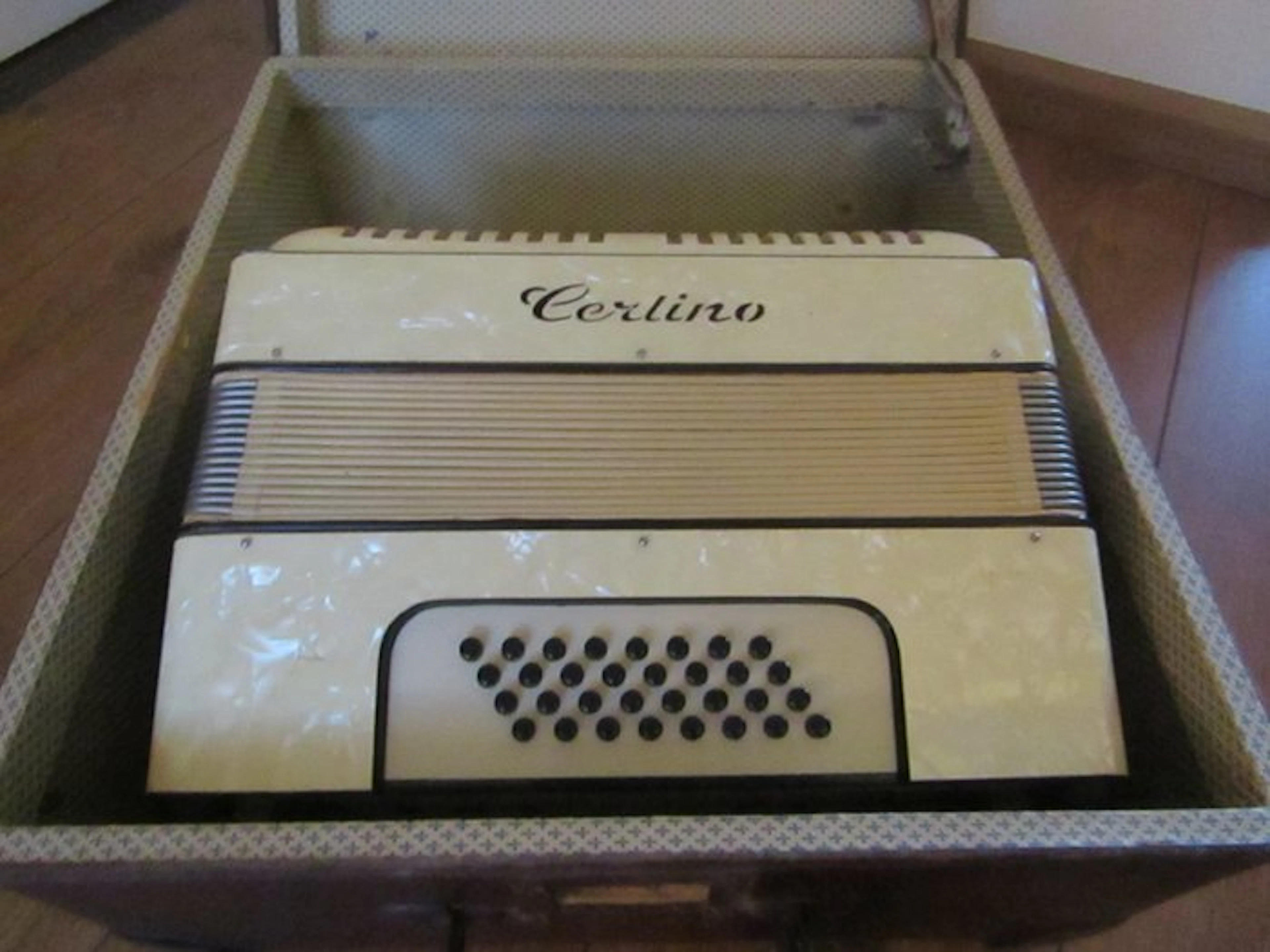 Weltmeister Cerlino - Cerlino 32 bass - - Piano accordion...