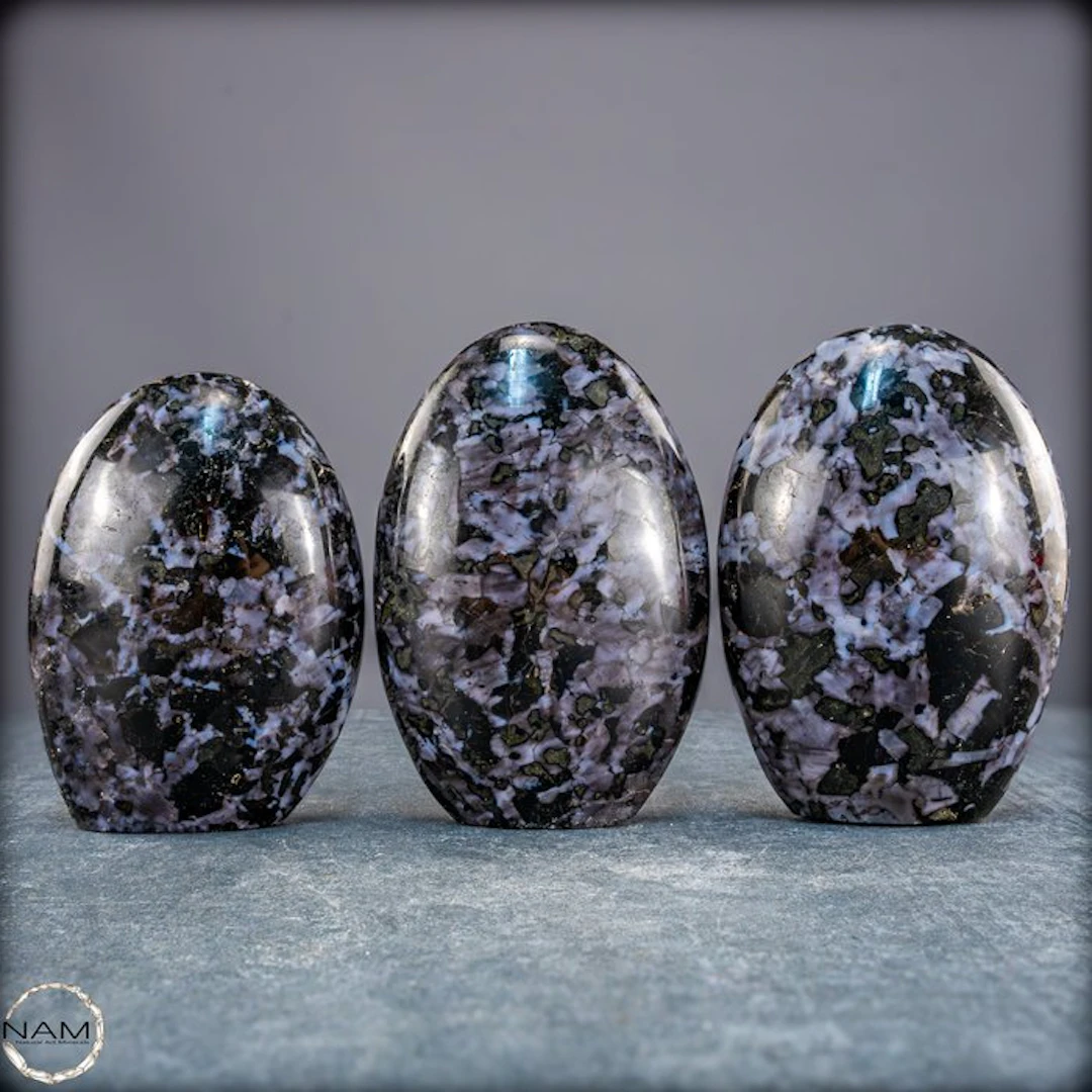 Exceptional Merlinit freeform set – Three unique natural...
