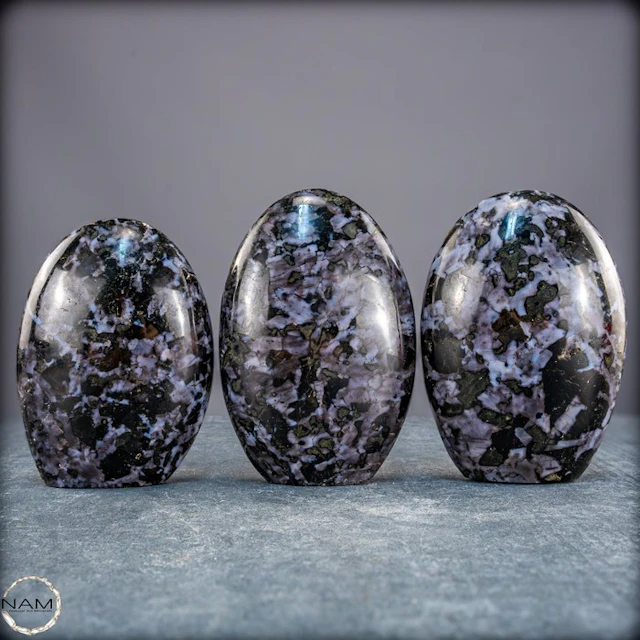 Exceptional Merlinit freeform set – Three unique natural...