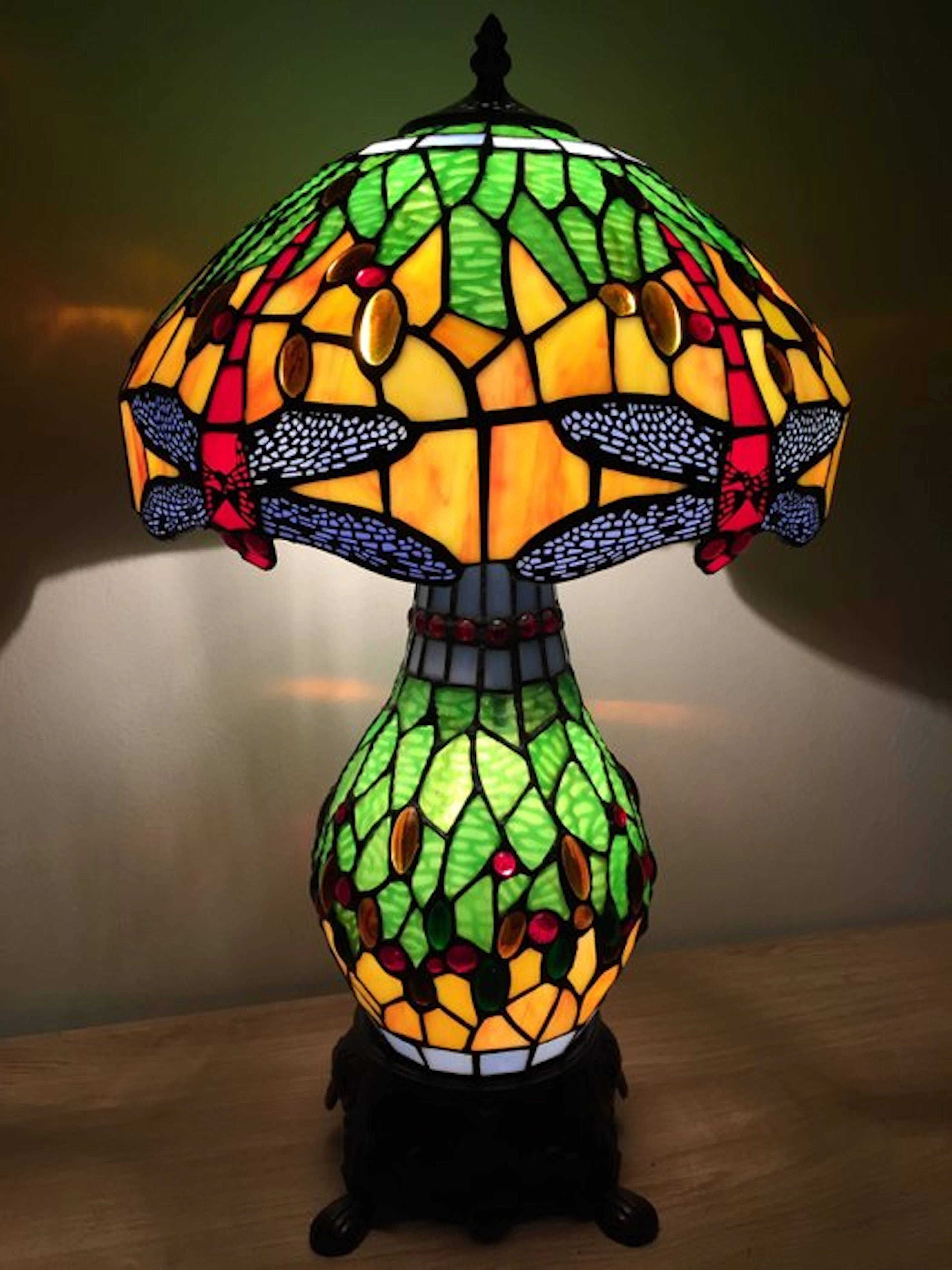 Tiffany tafellamp Studio style "Green Dragonfly" met 2...