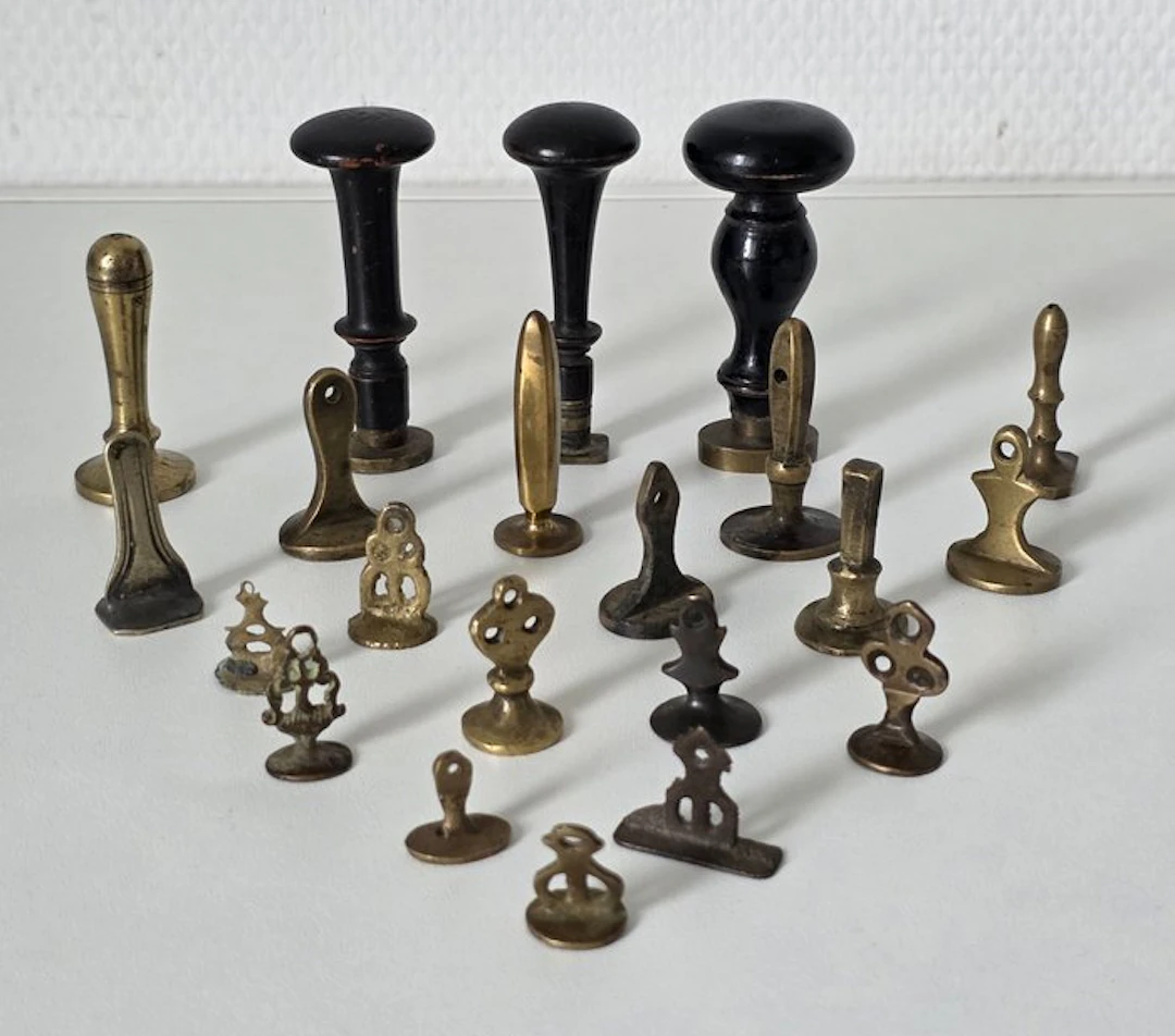 20 pieces Antique lacquer stamps, Ottoman, among others. (No reserve price)