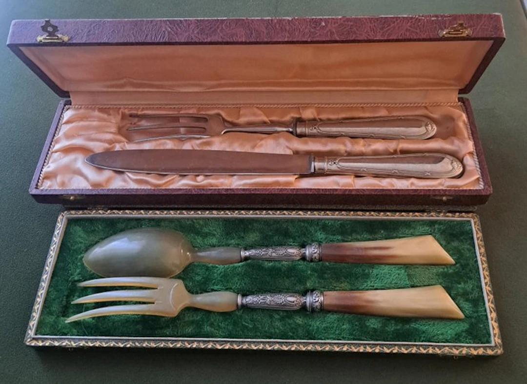 Salad servers (4) - Silver, Horn - 1960-1970 - Salad cutlery and leg of lamb.