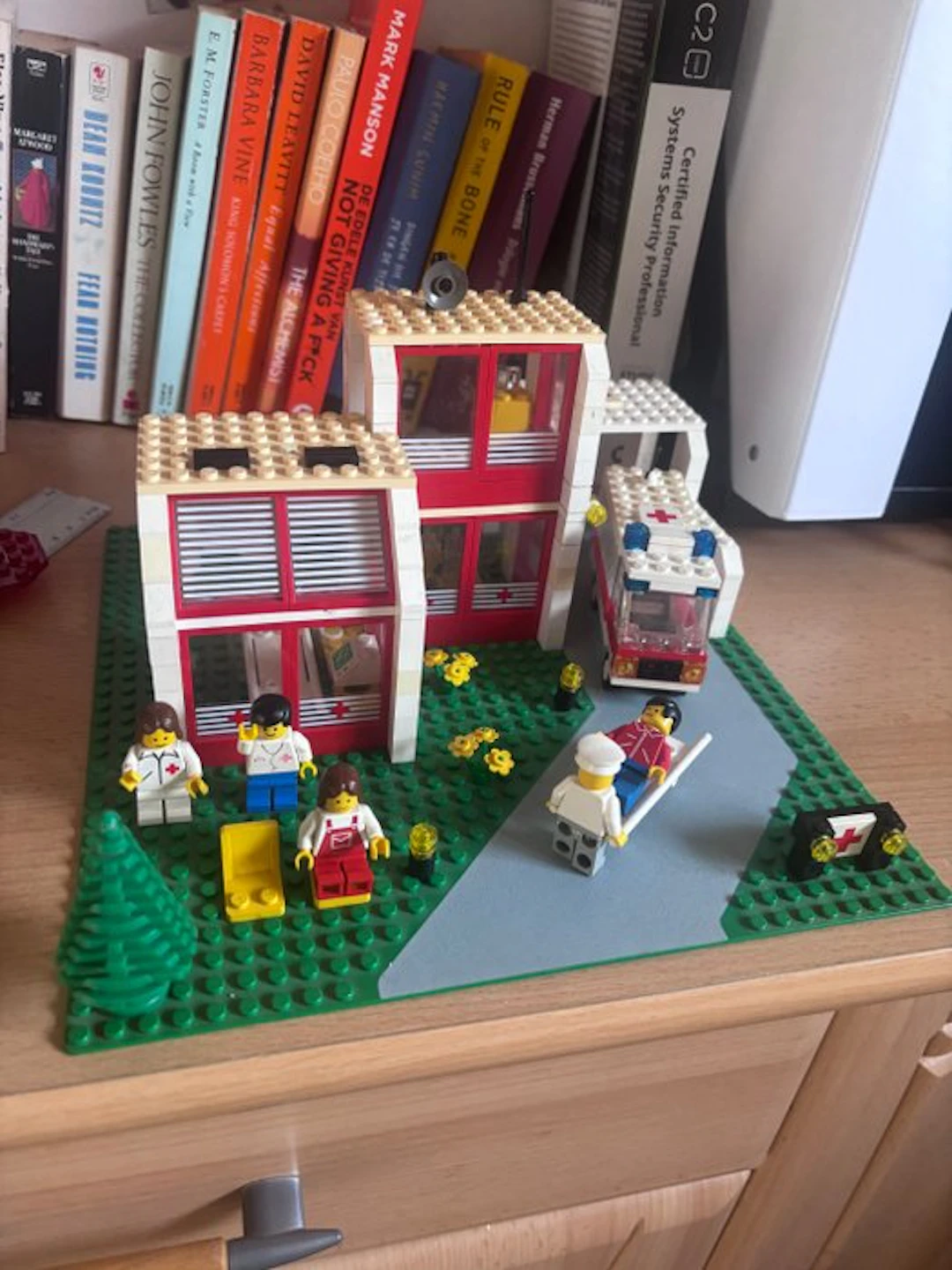 LEGO Set - 6380 - City - Hospital with Ambulance