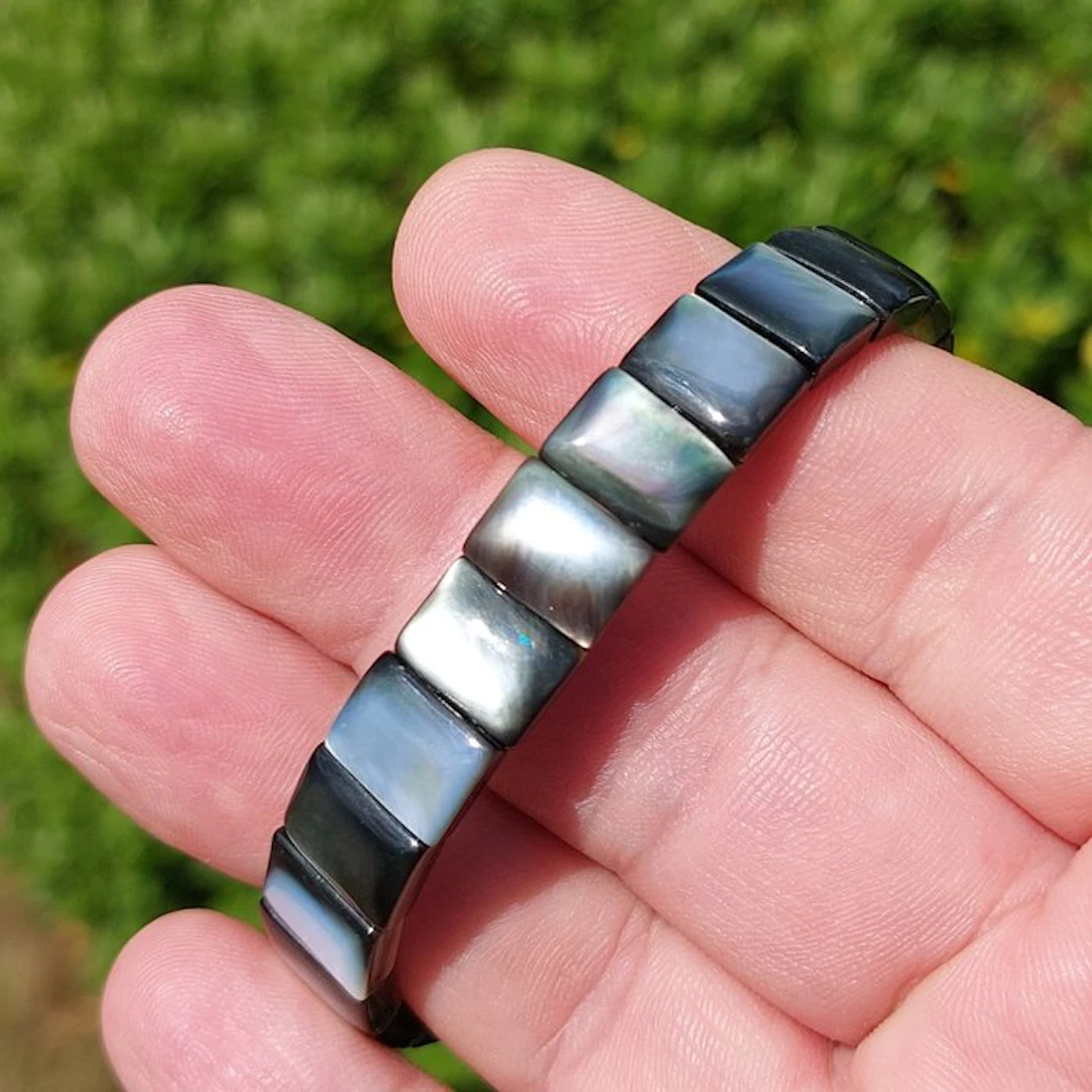Natural gray Tahitian mother-of-pearl