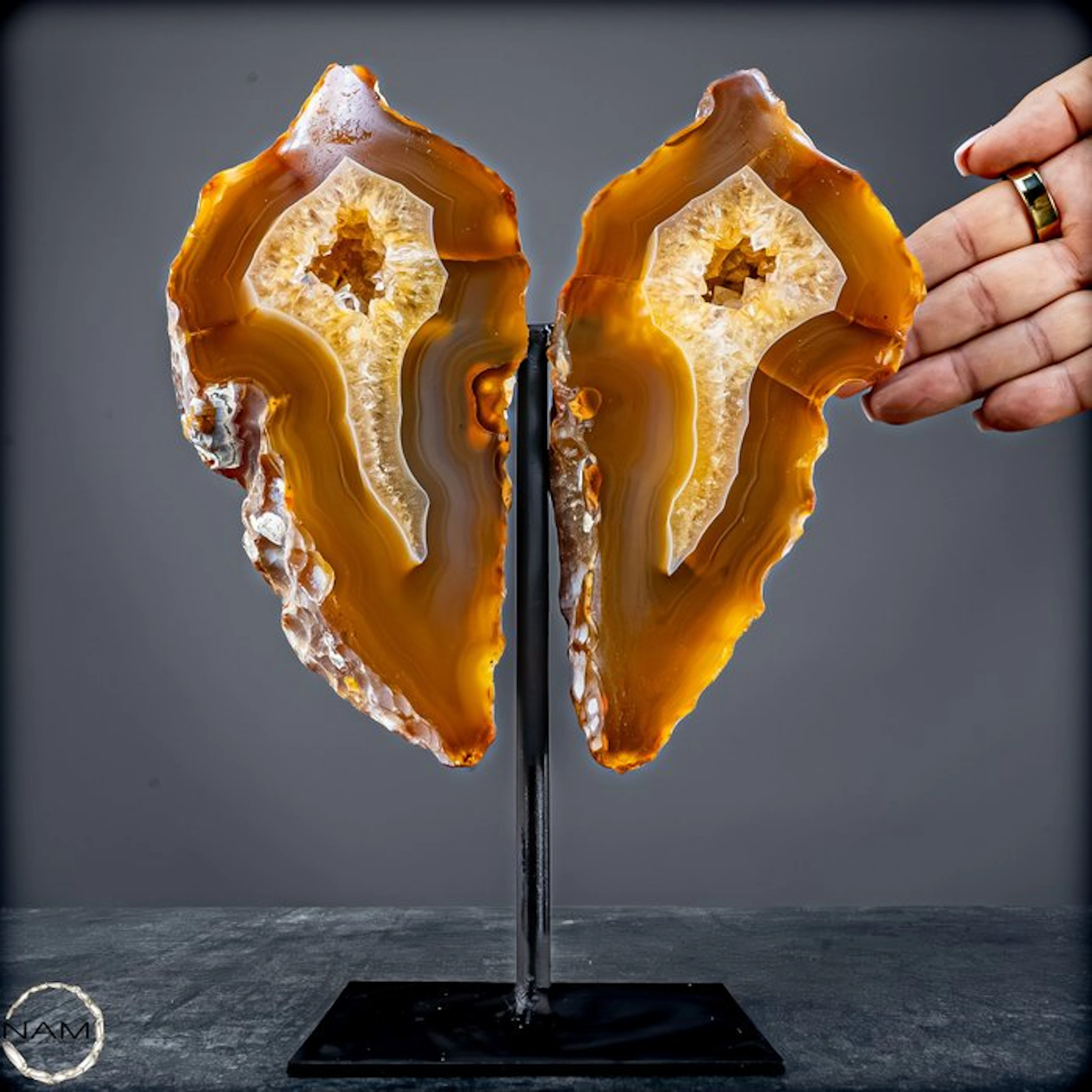 Agate druse wing – A unique masterpiece of crystalline natural art- 1919.81 g