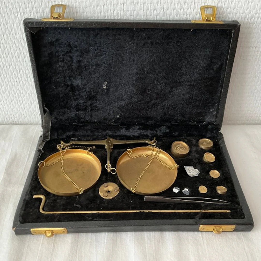 Balance or scale - Brass, Wood, Velvet