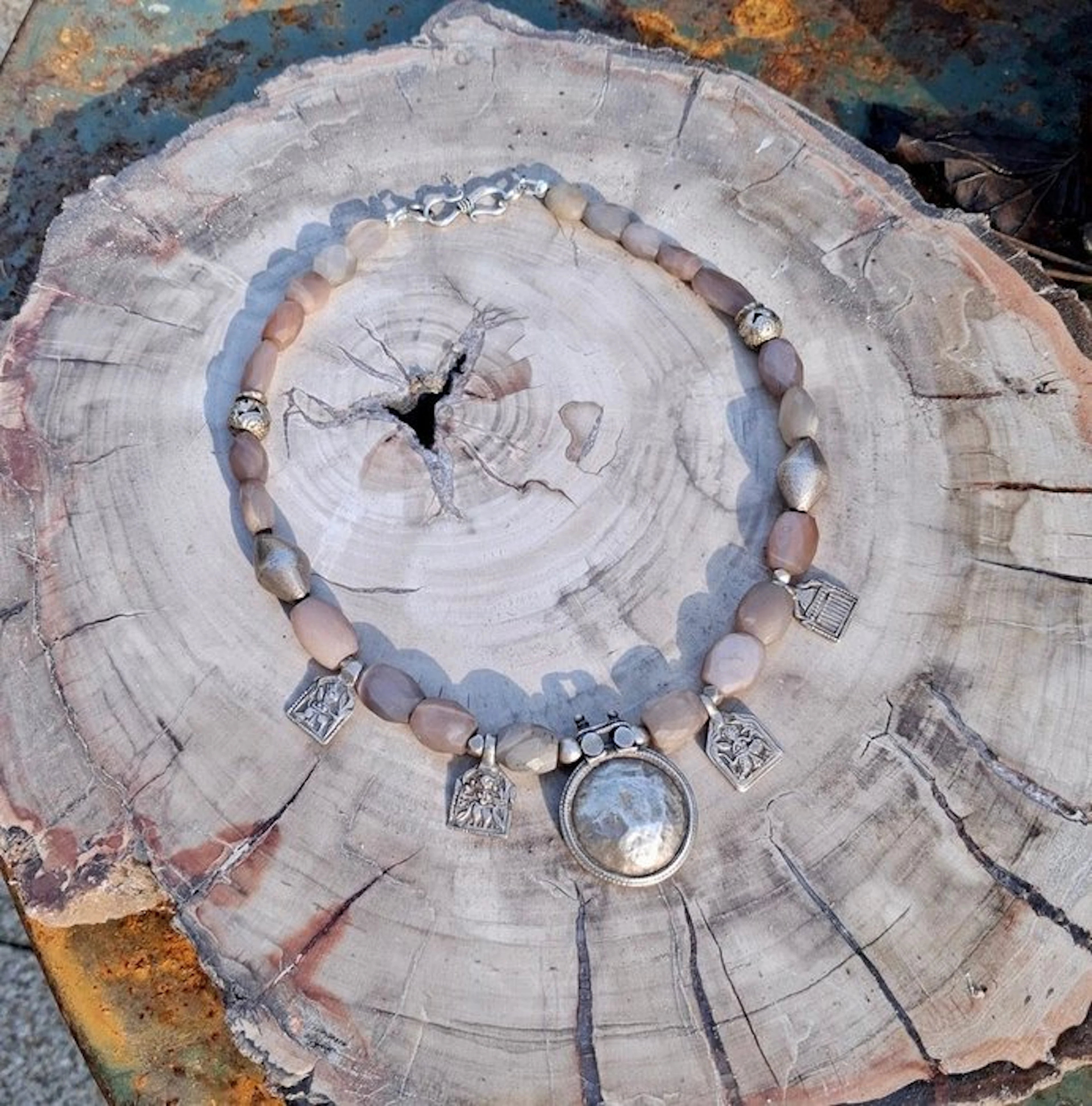 Silver necklace composed of antique elements / Beige...