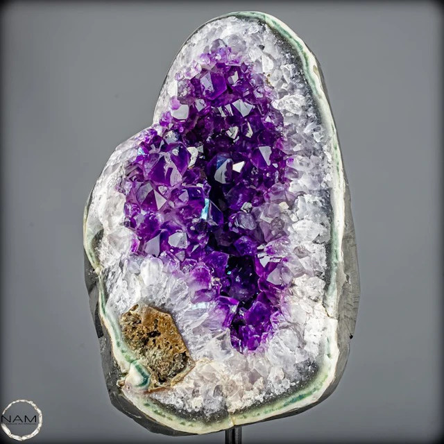 Natural amethyst druse on a stand – Sparkling elegance- 4964.52 g