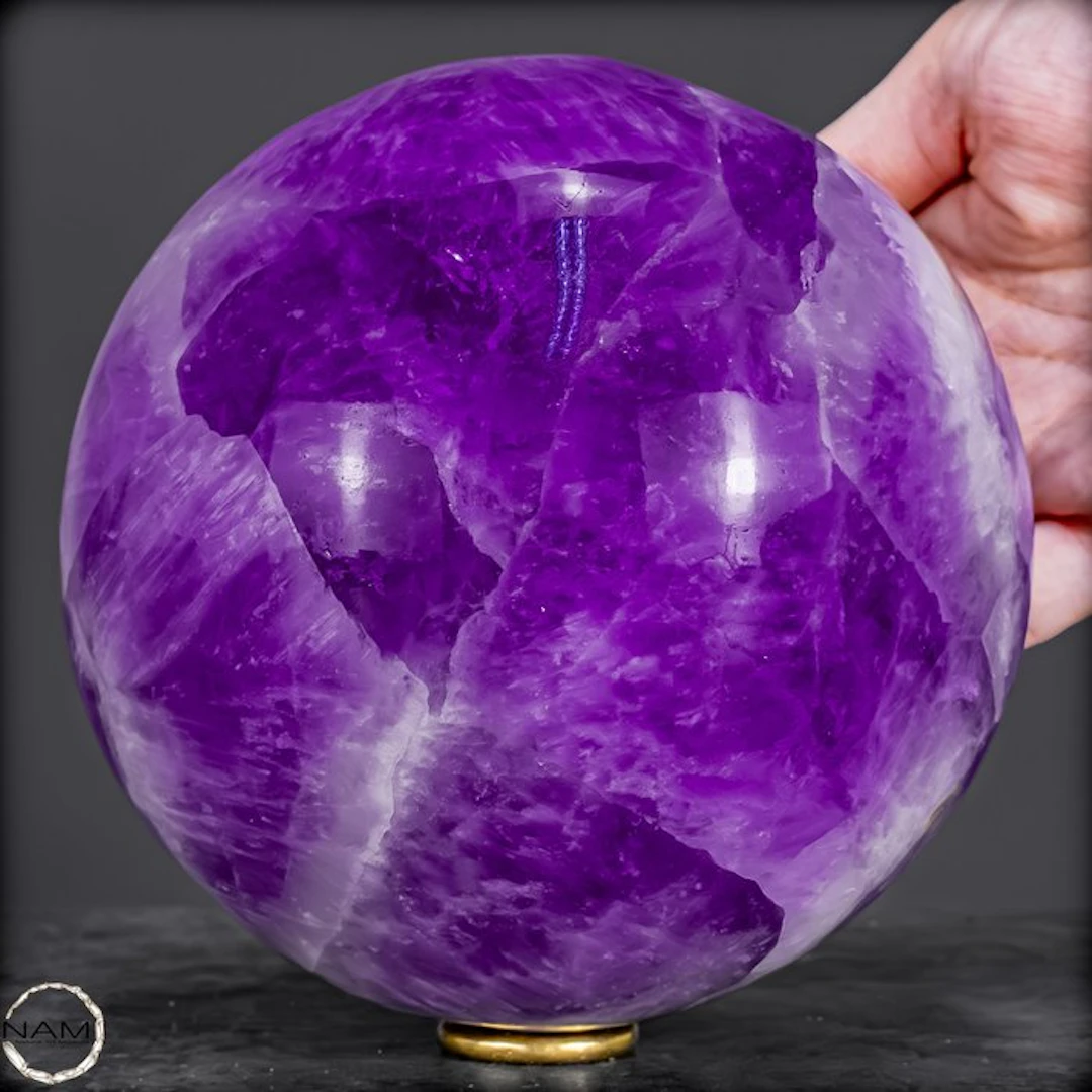 Amethyst sphere from Bolivia – Intense color brilliance...