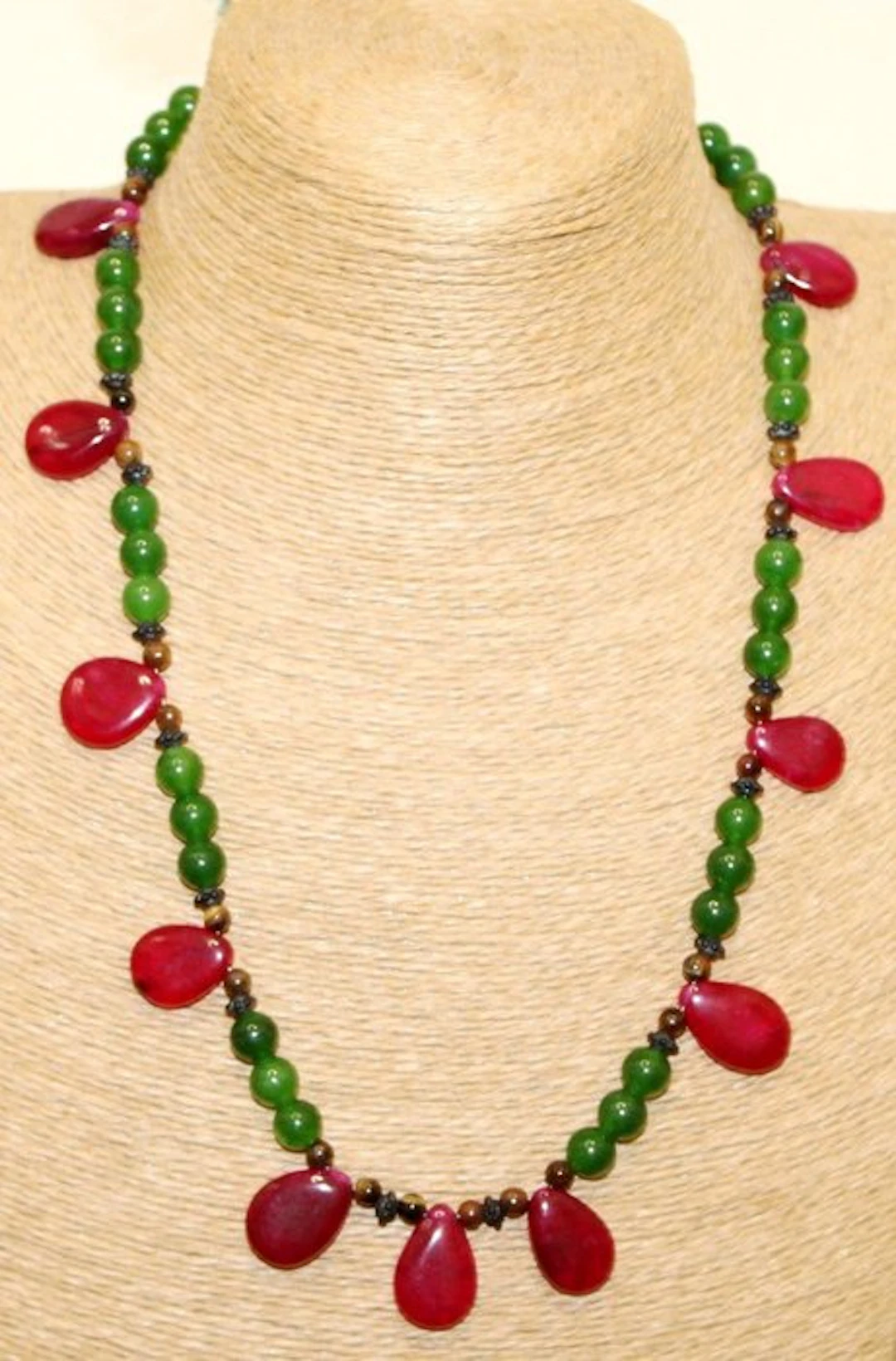 Really nice necklace handmade ruby and nephrite jade beads - 275 Cts