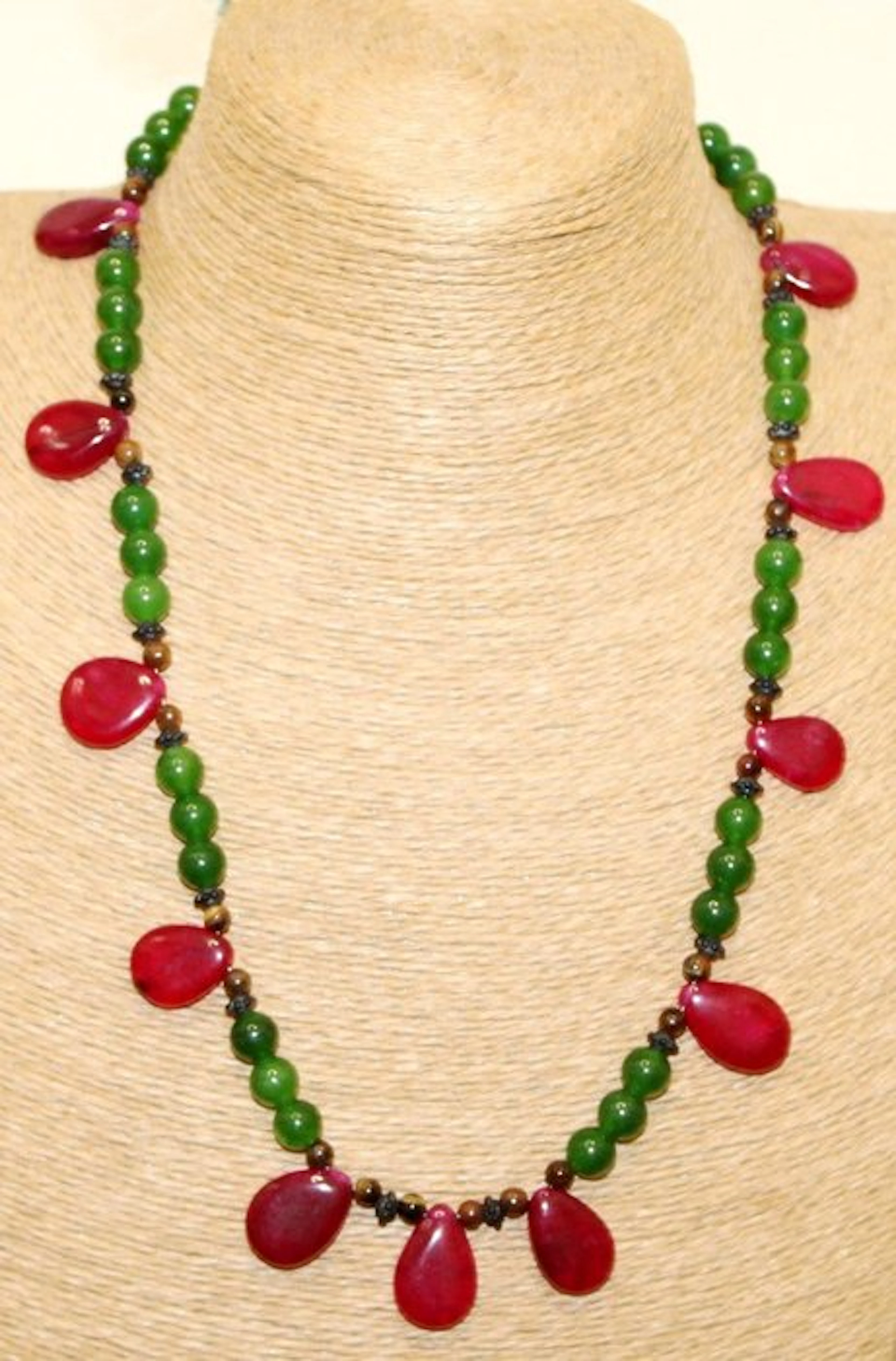 Really nice necklace handmade ruby and nephrite jade beads - 275 Cts