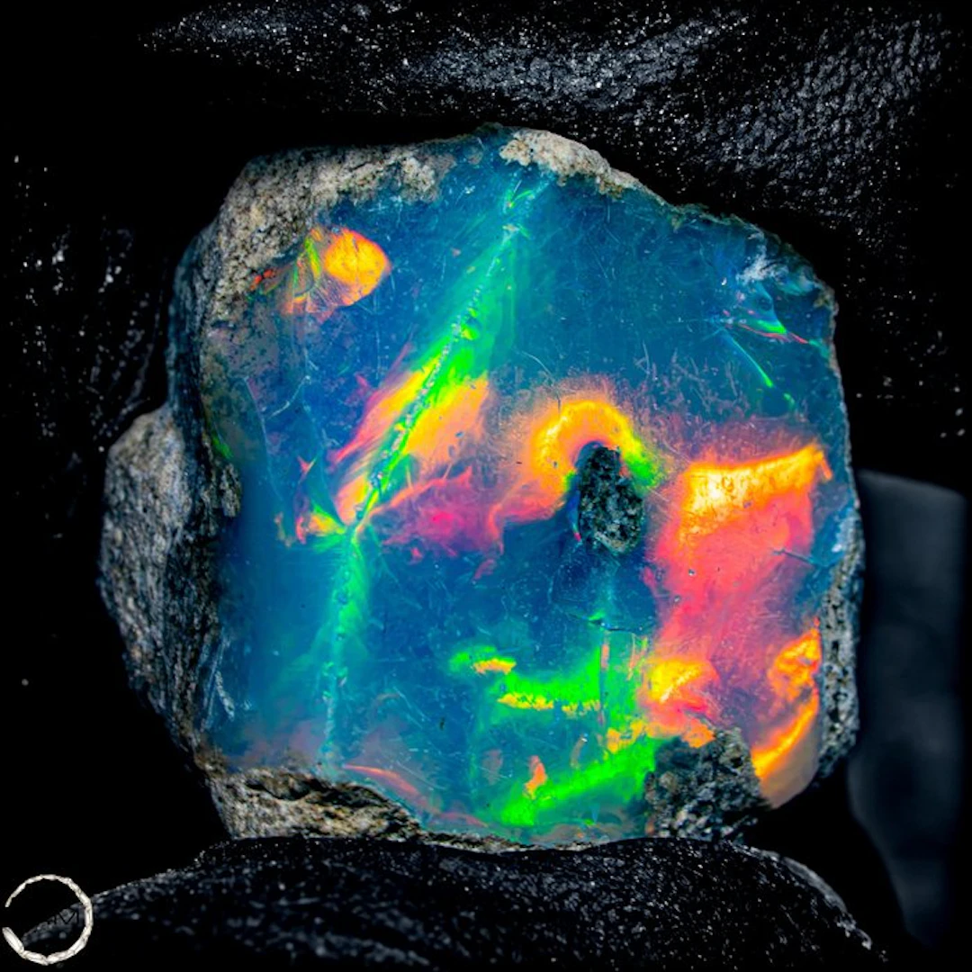 Welo opal rough stone from the famous Welo mine 27.85 ct- 5.57 g
