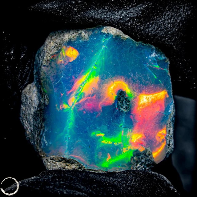 Welo opal rough stone from the famous Welo mine 27.85 ct- 5.57 g