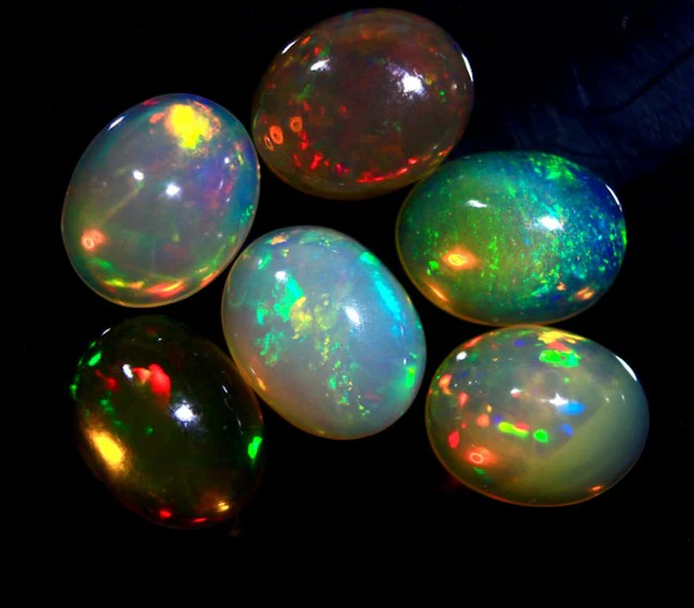 Ct. 10.10 Natural Ethiopian Opals Cabochon - Height: 10 mm - Width: 8 mm- 2.2 g