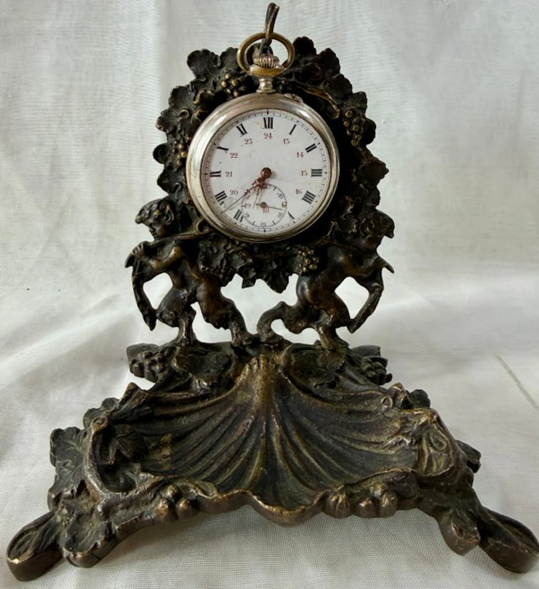 Porta orologio da taschino “cipolla” in bronzo – con due fauni, XIX secolo