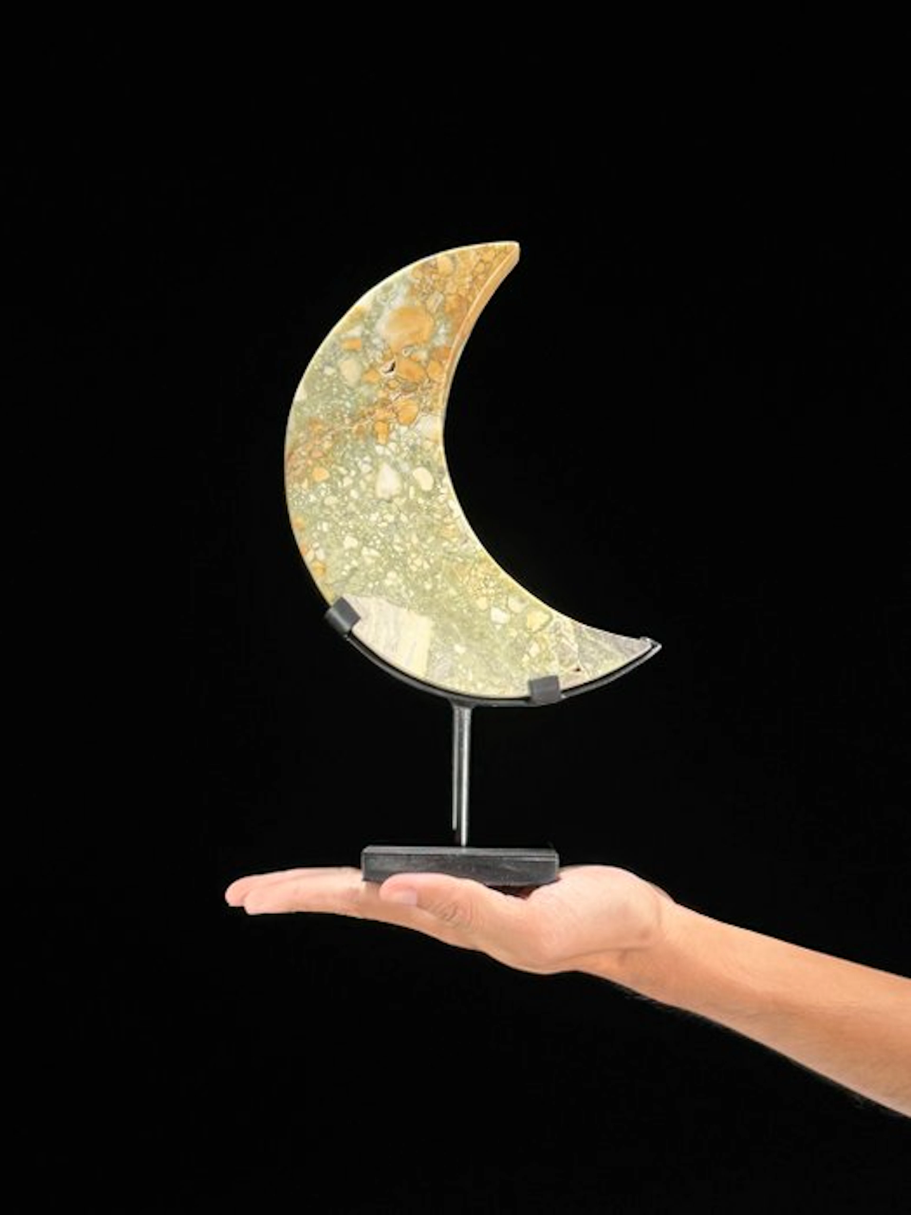 NO RESERVE PRICE - Wonderful Onyx Crescent Moon-Shaped on...