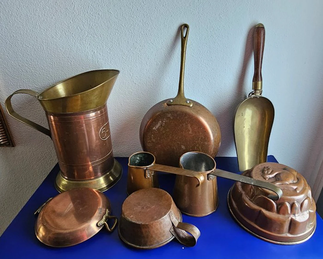Can (8) - Copper - 8 copper pans.