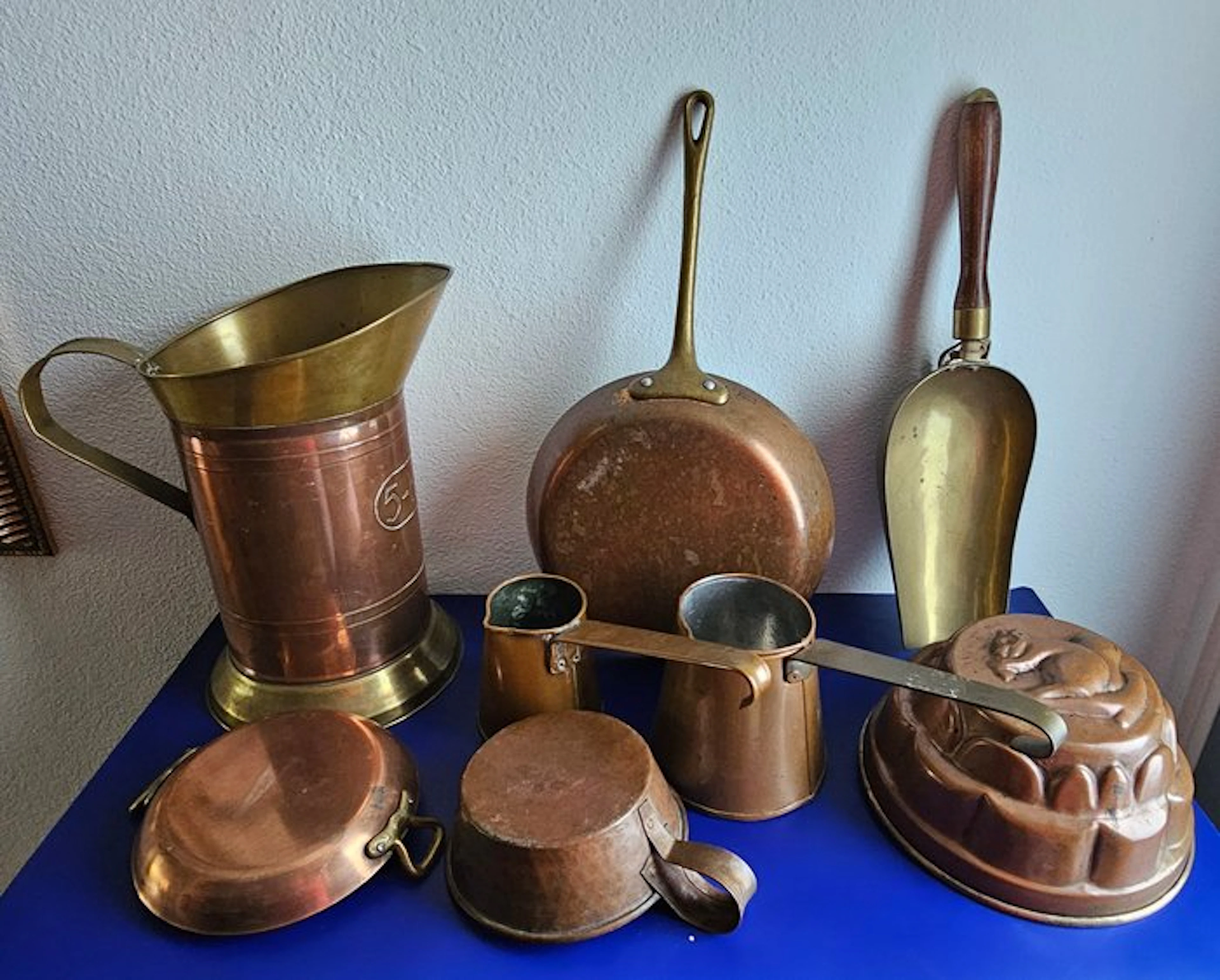 Can (8) - Copper - 8 copper pans.