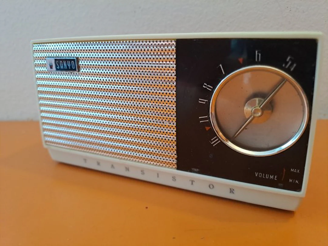 Sanyo - Six Transistor Deluxe 6C-17 Transistor radio