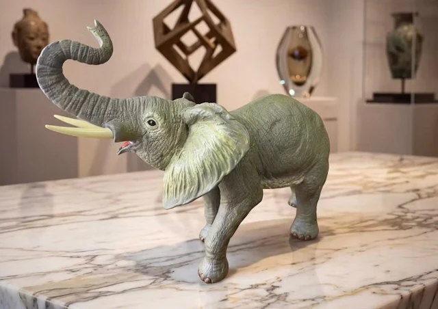 Statue, XL olifant 33 cm / 3.2 kg. Meesterlijk vervaardigd - 22 cm - Bronze