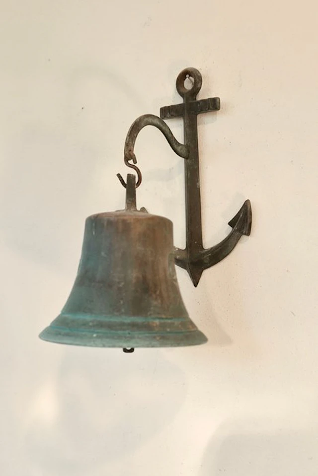 Decorative bell - Netherlands - Copper differs by 19 in diameter.