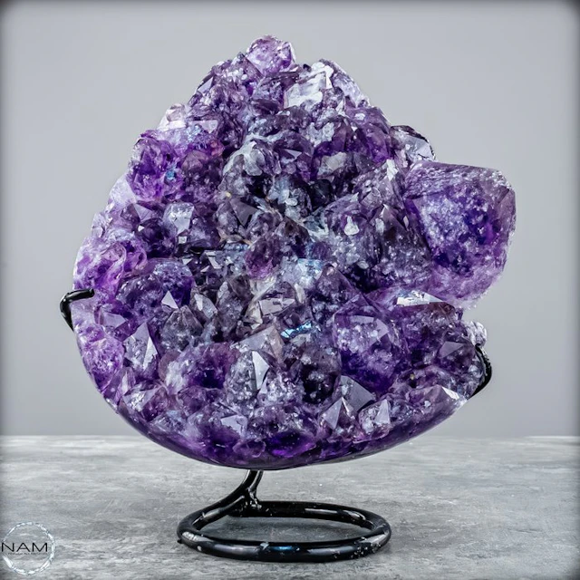 Majestic amethyst on a stand – teardrop-shaped natural...