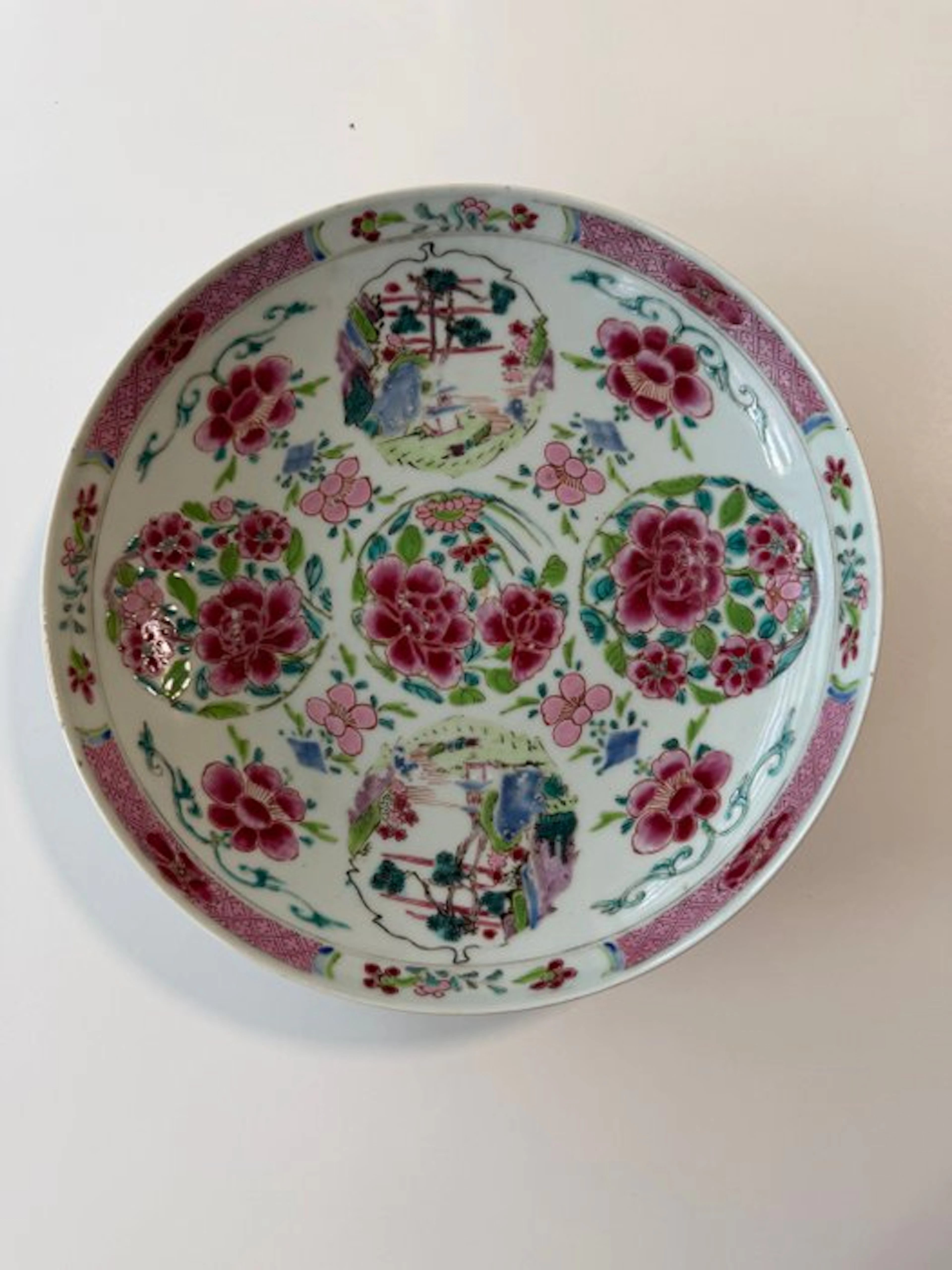 Plate - schaal - Softpaste porcelain - A famille rose bowl.