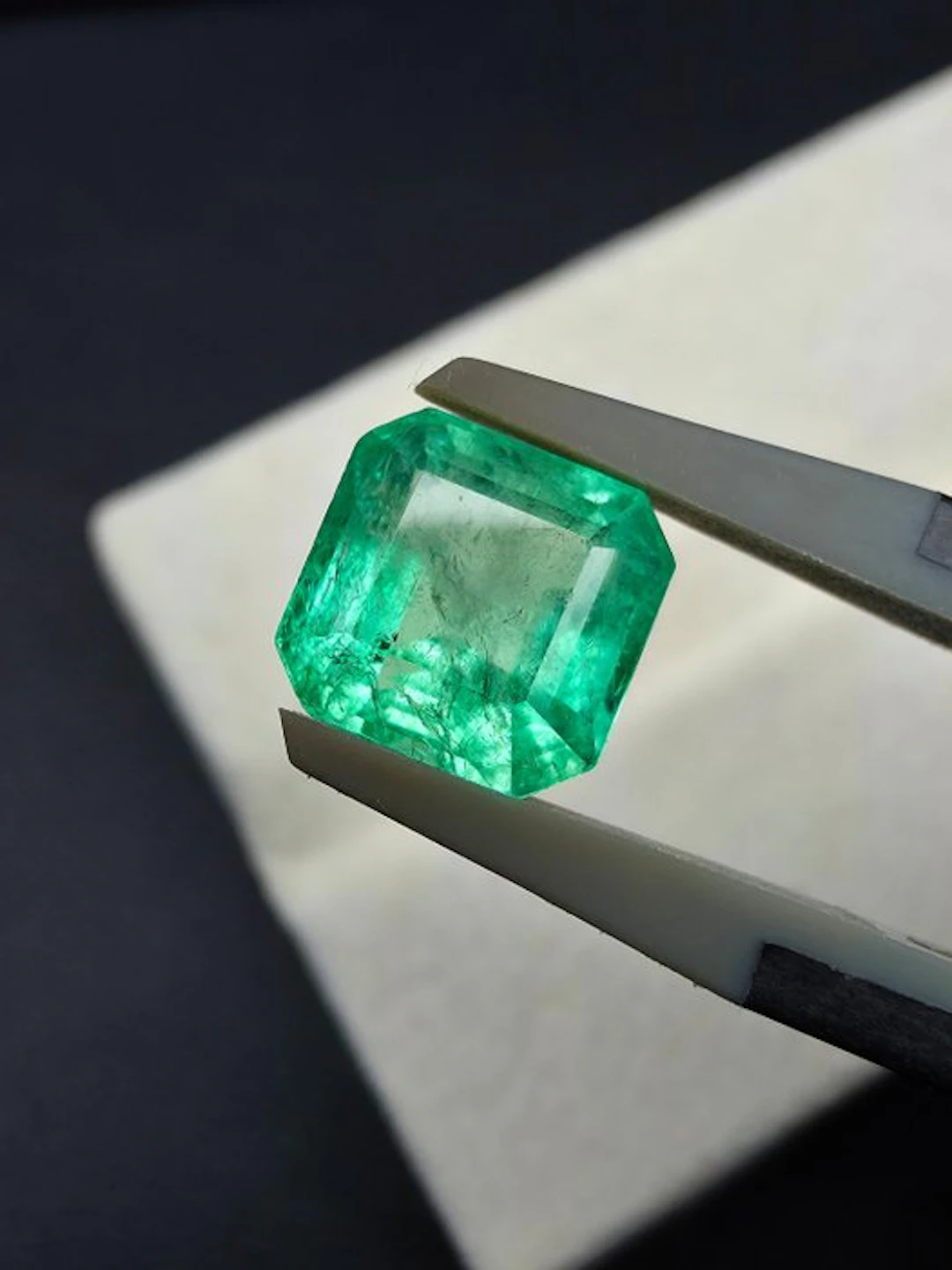 Green Emerald - 2.09 ct - International Gemological Institute (IGI)