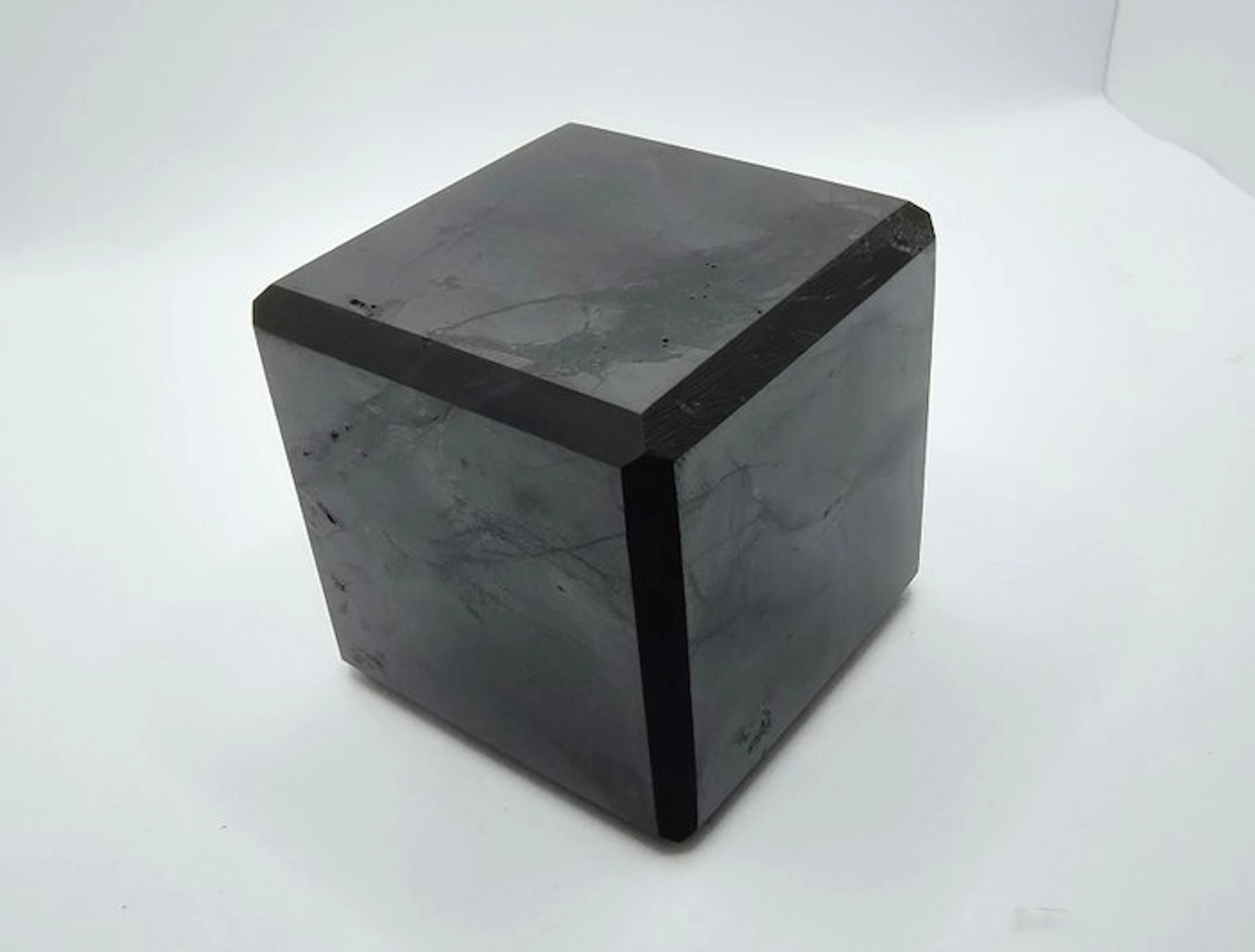 Shungite Cube - Height: 7.5 cm - Width: 7.5 cm- 1015 g - (1)
